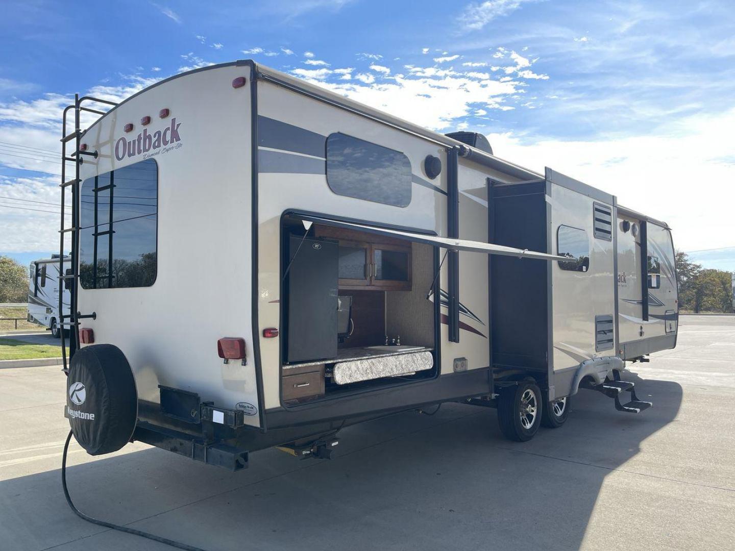 2016 KEYSTONE OUTBACK 325BH (4YDT32524GB) , Length: 37.42 ft. | Dry Weight: 8,325 lbs. | Gross Weight: 10,500 lbs. | Slides: 3 transmission, located at 4319 N Main Street, Cleburne, TX, 76033, (817) 221-0660, 32.435829, -97.384178 - Photo#25