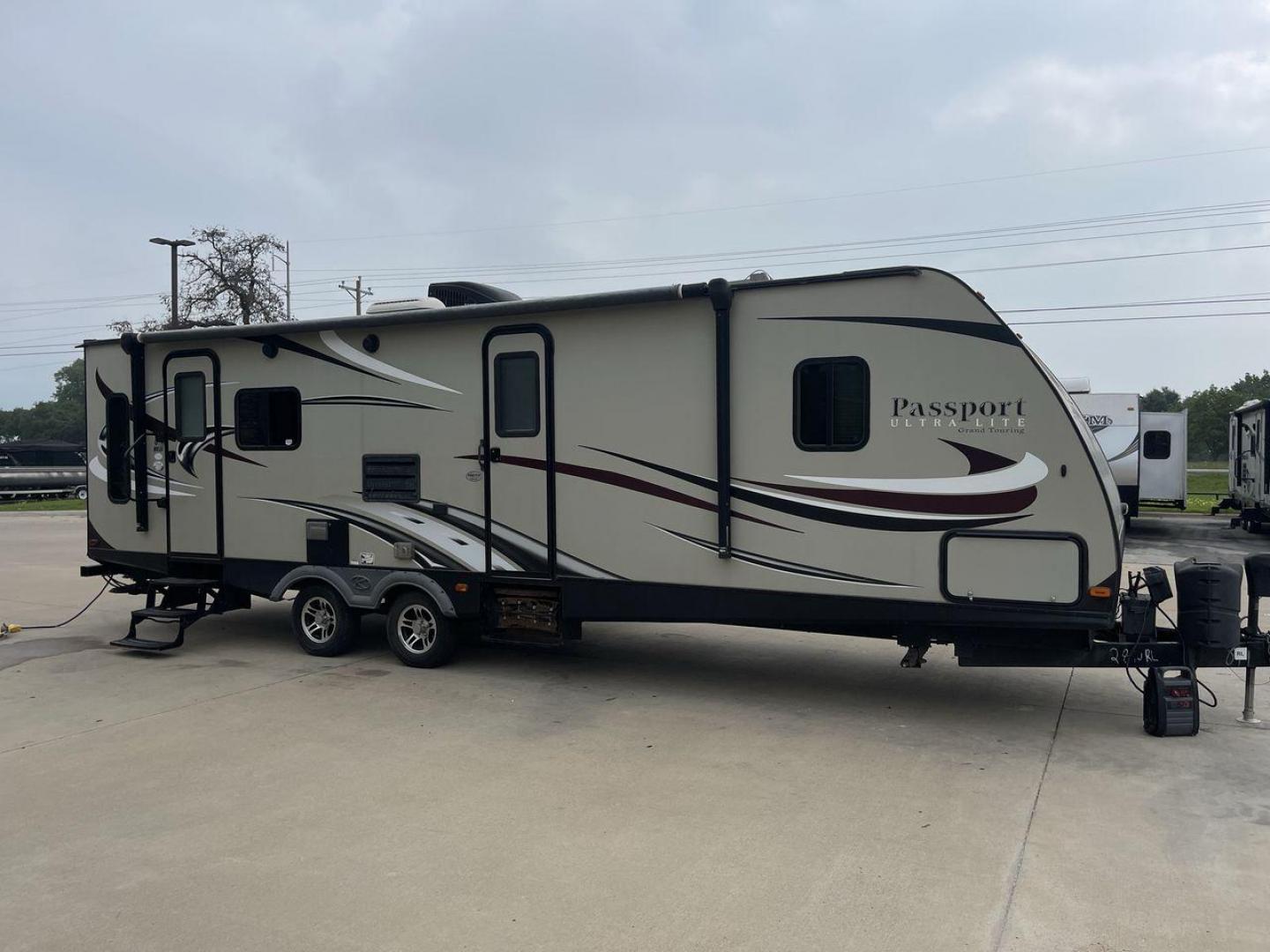 2016 KEYSTONE PASSPORT 2890RL (4YDT28924GT) , Length: 33.25 ft. | Dry Weight: 5,500 lbs. | Gross Weight: 7,200 lbs. | Slides: 1 transmission, located at 4319 N Main Street, Cleburne, TX, 76033, (817) 221-0660, 32.435829, -97.384178 - This 2016 Keystone Passport 2890RL is a single-slide travel trailer that measures 33.25 ft. in length. It has a dry weight of 5,500 lbs. and a GVWR of 7,200 lbs. With a 635 lb. hitch weight, it is lightweight and easy to tow! Its interior features a large slide at the rear that houses a nice U-sh - Photo#23