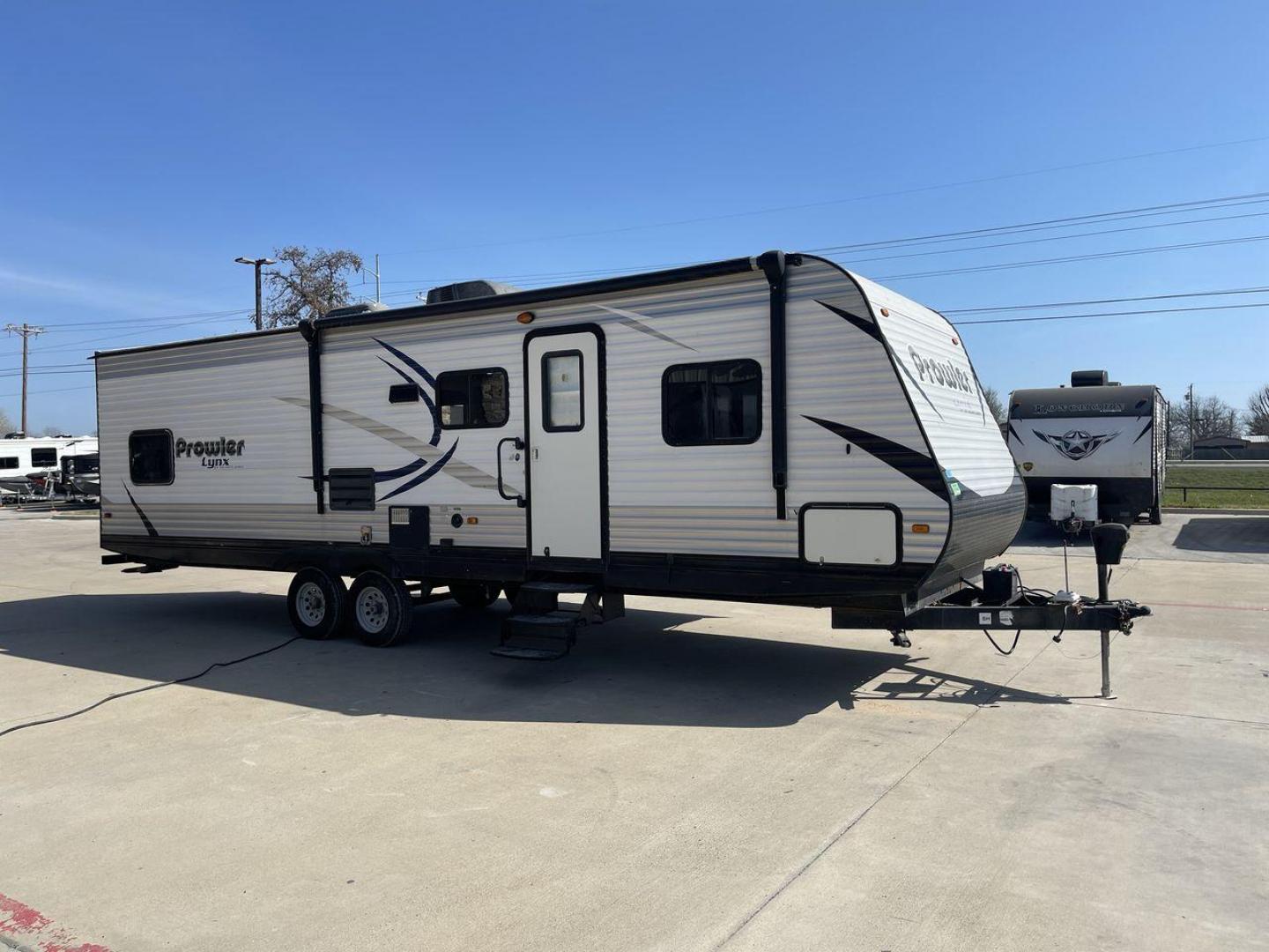 2016 KEYSTONE PROWLER 30LX (5SFPB3324GE) , Length: 33.92 ft. | Dry Weight: 6,720 lbs. | Gross Weight: 9,000 lbs. | Slides: 1 transmission, located at 4319 N Main Street, Cleburne, TX, 76033, (817) 221-0660, 32.435829, -97.384178 - The 2016 Keystone Prowler 30LX is a travel trailer designed to make our camping experiences extraordinary. With a dry weight of 6,720 lbs. and a gross weight of 9,000 lbs., this Heartland Prowler 30LX is lightweight yet sturdy. It is equipped with a single slide, which adds extra living space when e - Photo#23