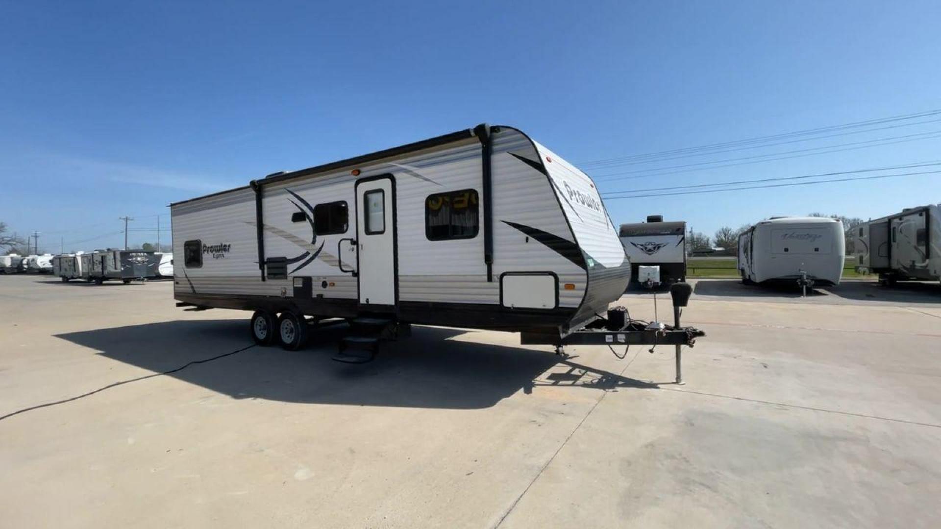 2016 KEYSTONE PROWLER 30LX (5SFPB3324GE) , Length: 33.92 ft. | Dry Weight: 6,720 lbs. | Gross Weight: 9,000 lbs. | Slides: 1 transmission, located at 4319 N Main Street, Cleburne, TX, 76033, (817) 221-0660, 32.435829, -97.384178 - The 2016 Keystone Prowler 30LX is a travel trailer designed to make our camping experiences extraordinary. With a dry weight of 6,720 lbs. and a gross weight of 9,000 lbs., this Heartland Prowler 30LX is lightweight yet sturdy. It is equipped with a single slide, which adds extra living space when e - Photo#3