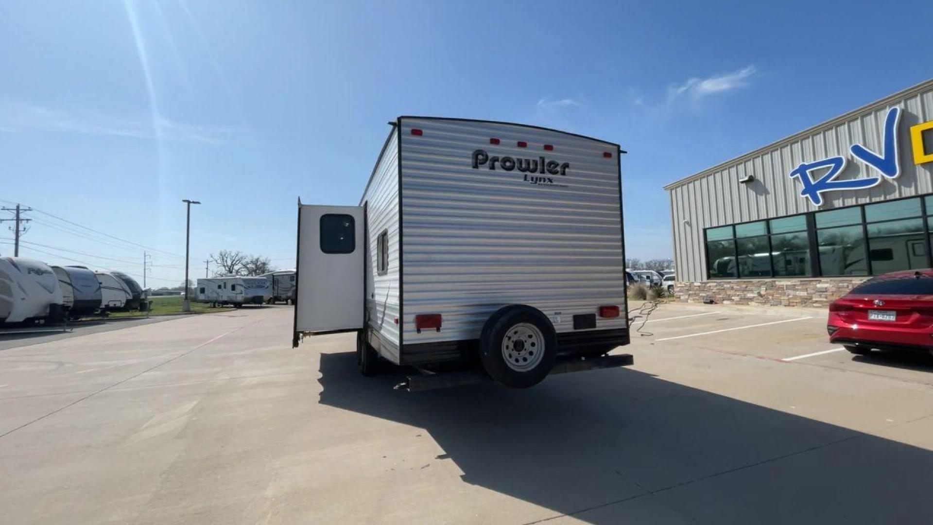 2016 KEYSTONE PROWLER 30LX (5SFPB3324GE) , Length: 33.92 ft. | Dry Weight: 6,720 lbs. | Gross Weight: 9,000 lbs. | Slides: 1 transmission, located at 4319 N Main Street, Cleburne, TX, 76033, (817) 221-0660, 32.435829, -97.384178 - The 2016 Keystone Prowler 30LX is a travel trailer designed to make our camping experiences extraordinary. With a dry weight of 6,720 lbs. and a gross weight of 9,000 lbs., this Heartland Prowler 30LX is lightweight yet sturdy. It is equipped with a single slide, which adds extra living space when e - Photo#8