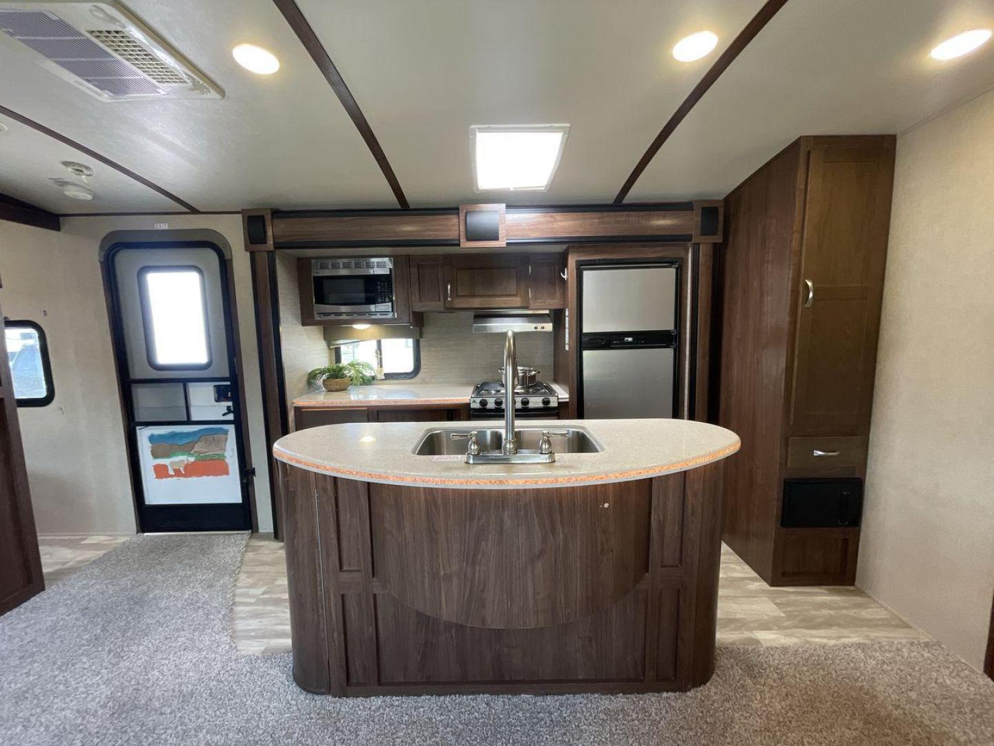 2016 KEYSTONE RV AEROLITE 272RBS (4YDT27228GP) , Length: 31.75 ft | Dry Weight: 6,840 lbs. | Slides: 2 transmission, located at 4319 N Main Street, Cleburne, TX, 76033, (817) 221-0660, 32.435829, -97.384178 - The 2016 Dutchmen Aerolite 272RBS travel trailer will make your camping trip more enjoyable. With a length of 31.75 feet and a dry weight of 6,840 pounds, this RV is the right size for comfort, convenience, and space. It's ready for any adventure, rain or shine, because it has two gas tanks and a po - Photo#12