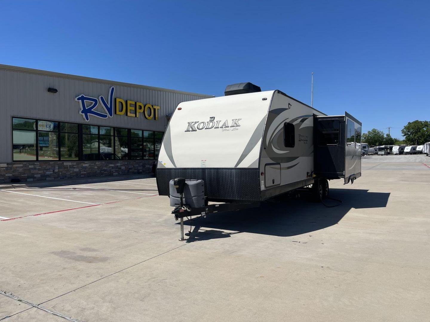 2016 TAN KEYSTONE RV KODIAK 291RESL (4YDT29125GJ) , Length: 32.33 ft. | Dry Weight: 6,536 lbs. | Slides: 2 transmission, located at 4319 N Main Street, Cleburne, TX, 76033, (817) 221-0660, 32.435829, -97.384178 - Start your adventures in comfort with this 2016 Keystone RV Kodiak 291RESL! This travel trailer measures 32.33 ft. in length and 11.08 ft. in height. It has a dry weight of 6,536 lbs. and a payload capacity of 2,364 lbs. This unit comes with 2 power slides as well as a power awning. This Kodia - Photo#0