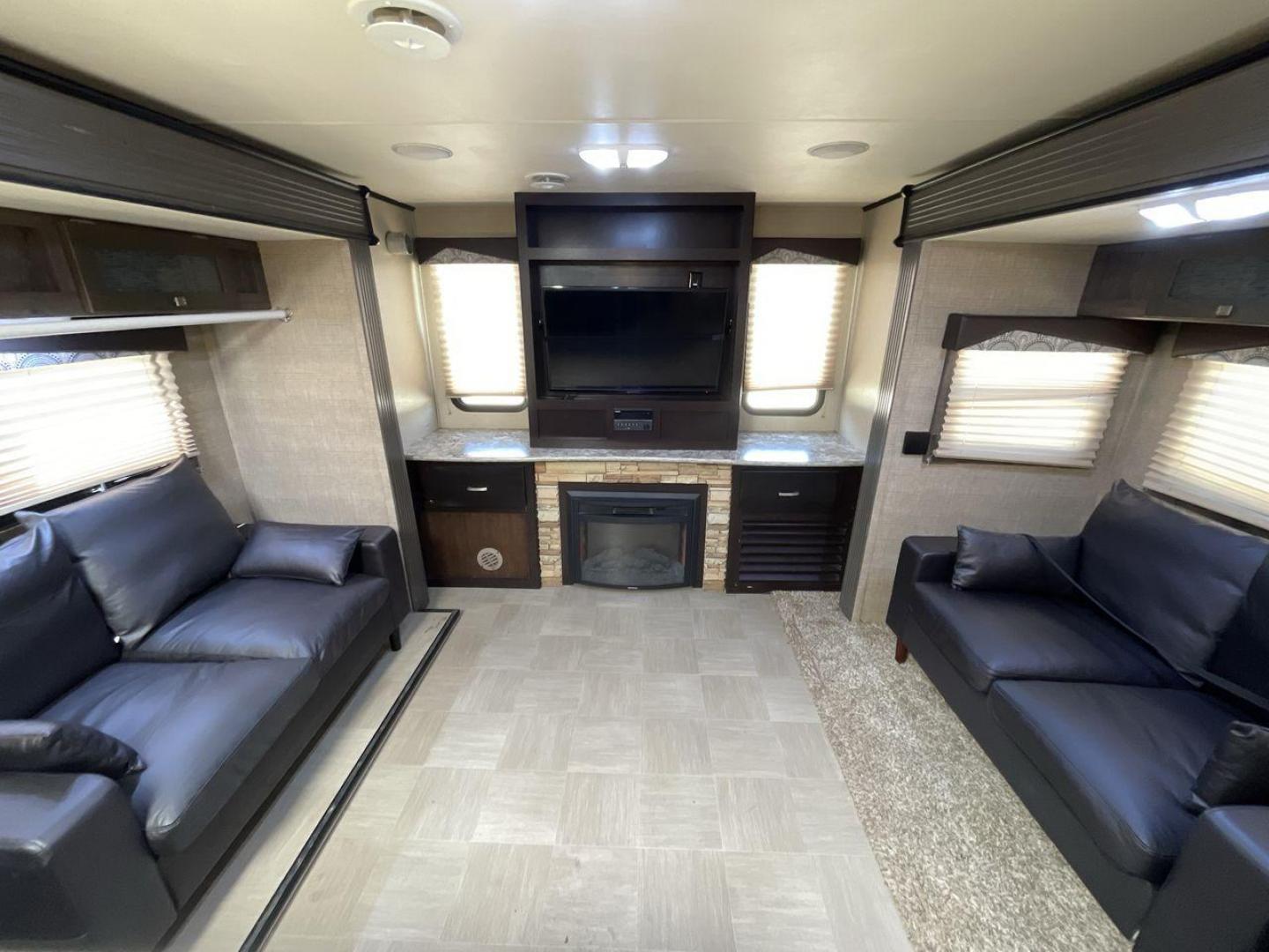 2016 TAN KEYSTONE RV KODIAK 291RESL (4YDT29125GJ) , Length: 32.33 ft. | Dry Weight: 6,536 lbs. | Slides: 2 transmission, located at 4319 N Main Street, Cleburne, TX, 76033, (817) 221-0660, 32.435829, -97.384178 - Start your adventures in comfort with this 2016 Keystone RV Kodiak 291RESL! This travel trailer measures 32.33 ft. in length and 11.08 ft. in height. It has a dry weight of 6,536 lbs. and a payload capacity of 2,364 lbs. This unit comes with 2 power slides as well as a power awning. This Kodia - Photo#10