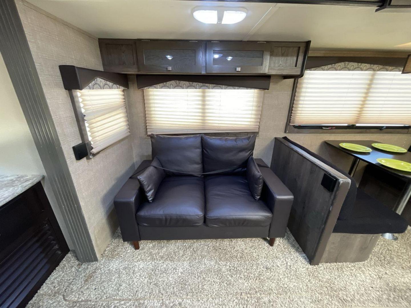 2016 TAN KEYSTONE RV KODIAK 291RESL (4YDT29125GJ) , Length: 32.33 ft. | Dry Weight: 6,536 lbs. | Slides: 2 transmission, located at 4319 N Main Street, Cleburne, TX, 76033, (817) 221-0660, 32.435829, -97.384178 - Start your adventures in comfort with this 2016 Keystone RV Kodiak 291RESL! This travel trailer measures 32.33 ft. in length and 11.08 ft. in height. It has a dry weight of 6,536 lbs. and a payload capacity of 2,364 lbs. This unit comes with 2 power slides as well as a power awning. This Kodia - Photo#11