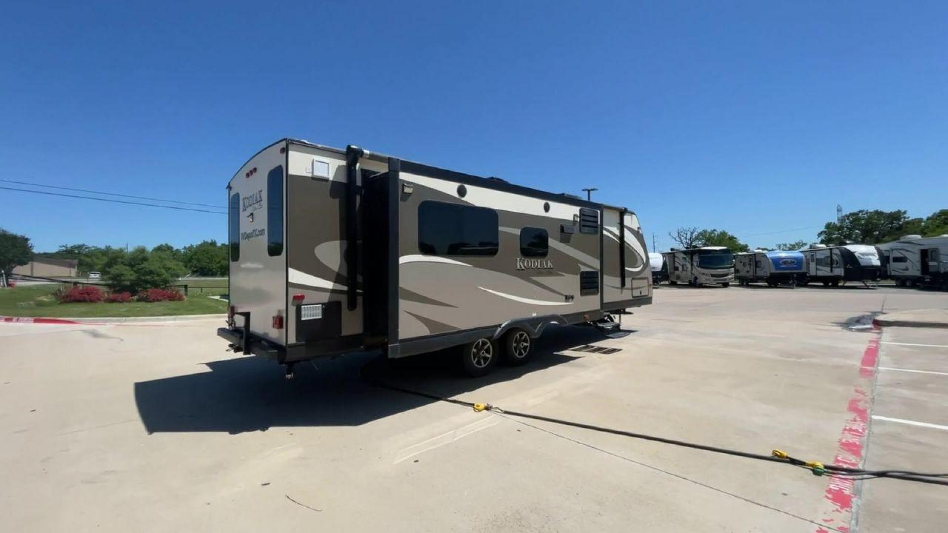 2016 TAN KEYSTONE RV KODIAK 291RESL (4YDT29125GJ) , Length: 32.33 ft. | Dry Weight: 6,536 lbs. | Slides: 2 transmission, located at 4319 N Main Street, Cleburne, TX, 76033, (817) 221-0660, 32.435829, -97.384178 - Start your adventures in comfort with this 2016 Keystone RV Kodiak 291RESL! This travel trailer measures 32.33 ft. in length and 11.08 ft. in height. It has a dry weight of 6,536 lbs. and a payload capacity of 2,364 lbs. This unit comes with 2 power slides as well as a power awning. This Kodia - Photo#1