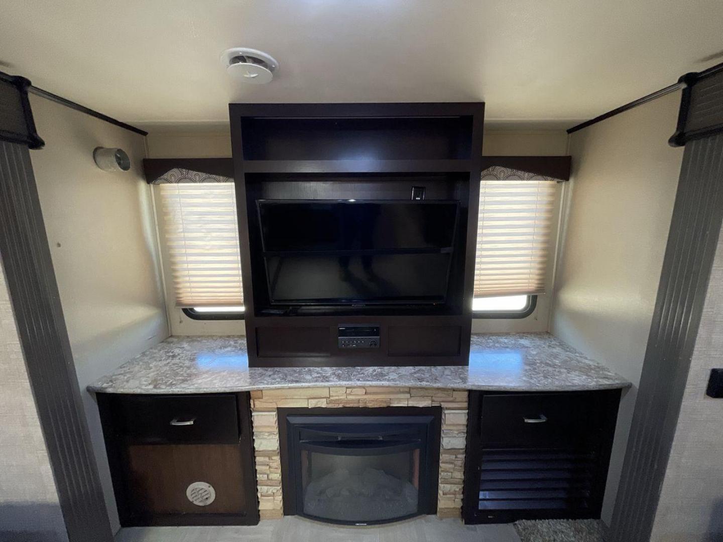 2016 TAN KEYSTONE RV KODIAK 291RESL (4YDT29125GJ) , Length: 32.33 ft. | Dry Weight: 6,536 lbs. | Slides: 2 transmission, located at 4319 N Main Street, Cleburne, TX, 76033, (817) 221-0660, 32.435829, -97.384178 - Start your adventures in comfort with this 2016 Keystone RV Kodiak 291RESL! This travel trailer measures 32.33 ft. in length and 11.08 ft. in height. It has a dry weight of 6,536 lbs. and a payload capacity of 2,364 lbs. This unit comes with 2 power slides as well as a power awning. This Kodia - Photo#19