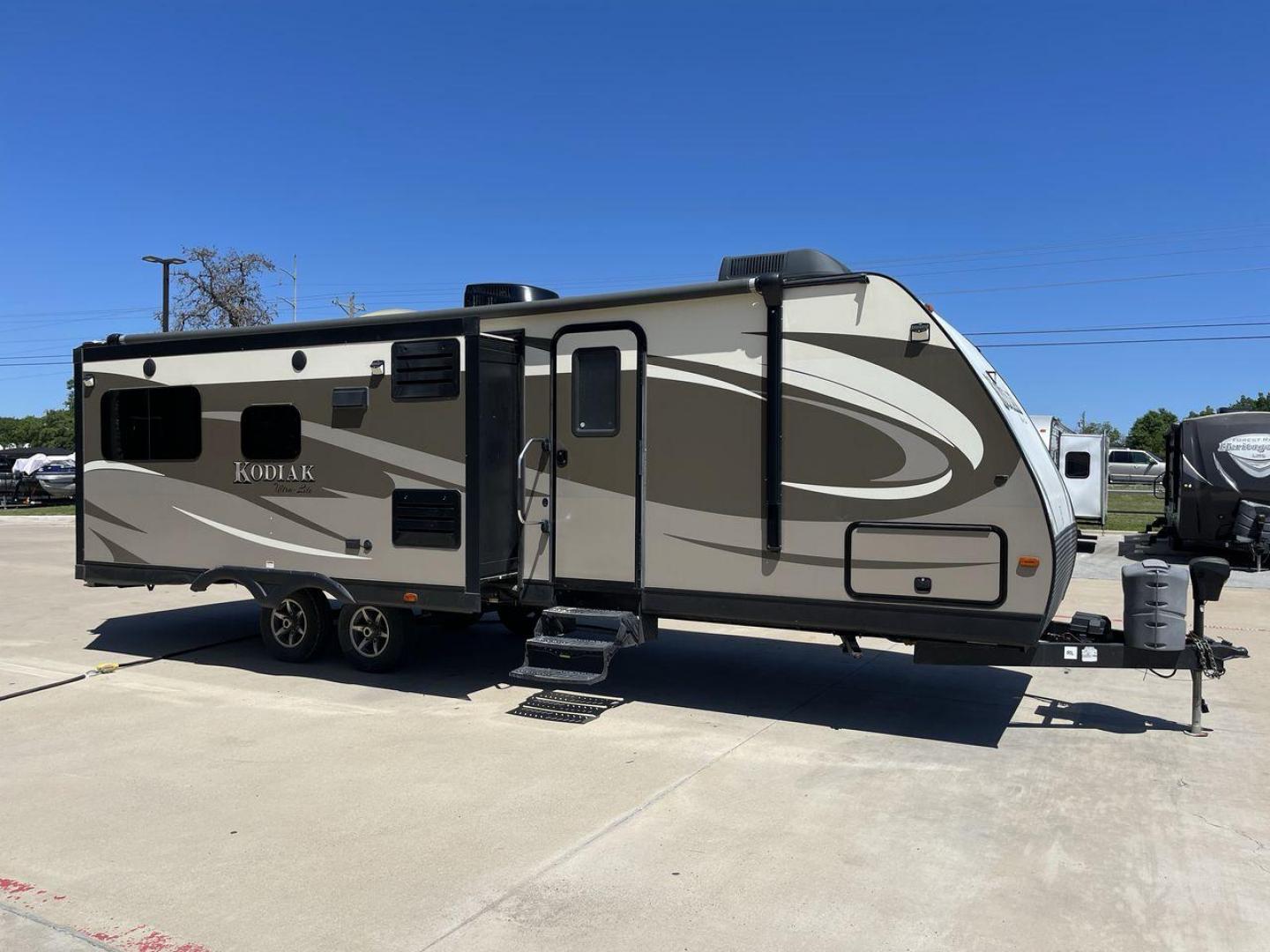 2016 TAN KEYSTONE RV KODIAK 291RESL (4YDT29125GJ) , Length: 32.33 ft. | Dry Weight: 6,536 lbs. | Slides: 2 transmission, located at 4319 N Main Street, Cleburne, TX, 76033, (817) 221-0660, 32.435829, -97.384178 - Start your adventures in comfort with this 2016 Keystone RV Kodiak 291RESL! This travel trailer measures 32.33 ft. in length and 11.08 ft. in height. It has a dry weight of 6,536 lbs. and a payload capacity of 2,364 lbs. This unit comes with 2 power slides as well as a power awning. This Kodia - Photo#22