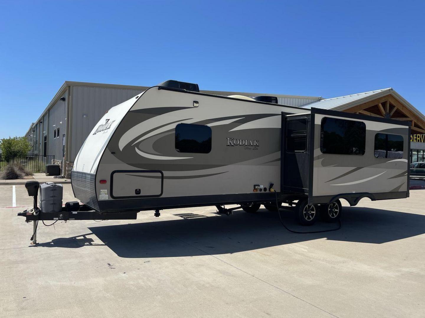 2016 TAN KEYSTONE RV KODIAK 291RESL (4YDT29125GJ) , Length: 32.33 ft. | Dry Weight: 6,536 lbs. | Slides: 2 transmission, located at 4319 N Main Street, Cleburne, TX, 76033, (817) 221-0660, 32.435829, -97.384178 - Start your adventures in comfort with this 2016 Keystone RV Kodiak 291RESL! This travel trailer measures 32.33 ft. in length and 11.08 ft. in height. It has a dry weight of 6,536 lbs. and a payload capacity of 2,364 lbs. This unit comes with 2 power slides as well as a power awning. This Kodia - Photo#23