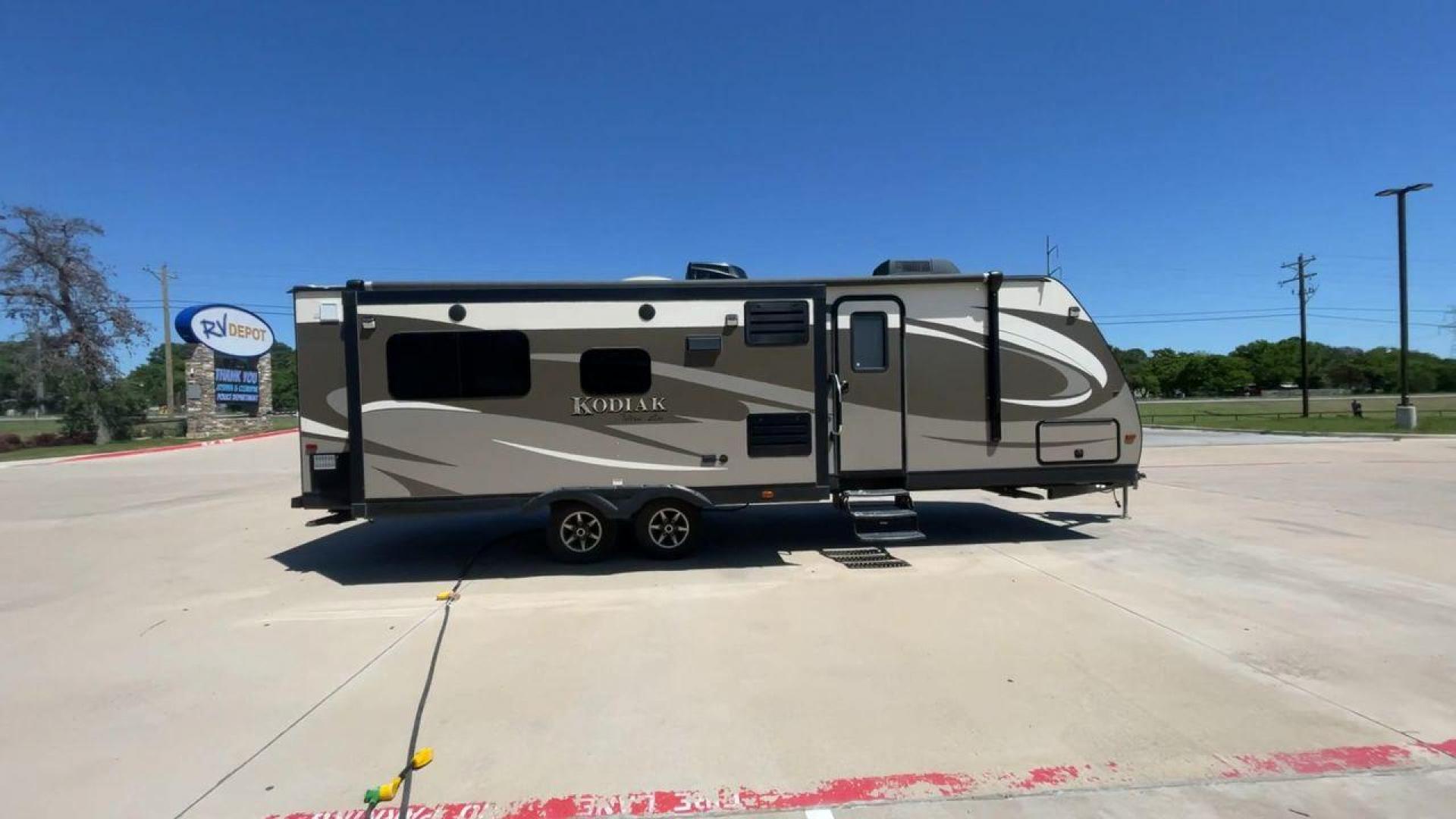 2016 TAN KEYSTONE RV KODIAK 291RESL (4YDT29125GJ) , Length: 32.33 ft. | Dry Weight: 6,536 lbs. | Slides: 2 transmission, located at 4319 N Main Street, Cleburne, TX, 76033, (817) 221-0660, 32.435829, -97.384178 - Start your adventures in comfort with this 2016 Keystone RV Kodiak 291RESL! This travel trailer measures 32.33 ft. in length and 11.08 ft. in height. It has a dry weight of 6,536 lbs. and a payload capacity of 2,364 lbs. This unit comes with 2 power slides as well as a power awning. This Kodia - Photo#2