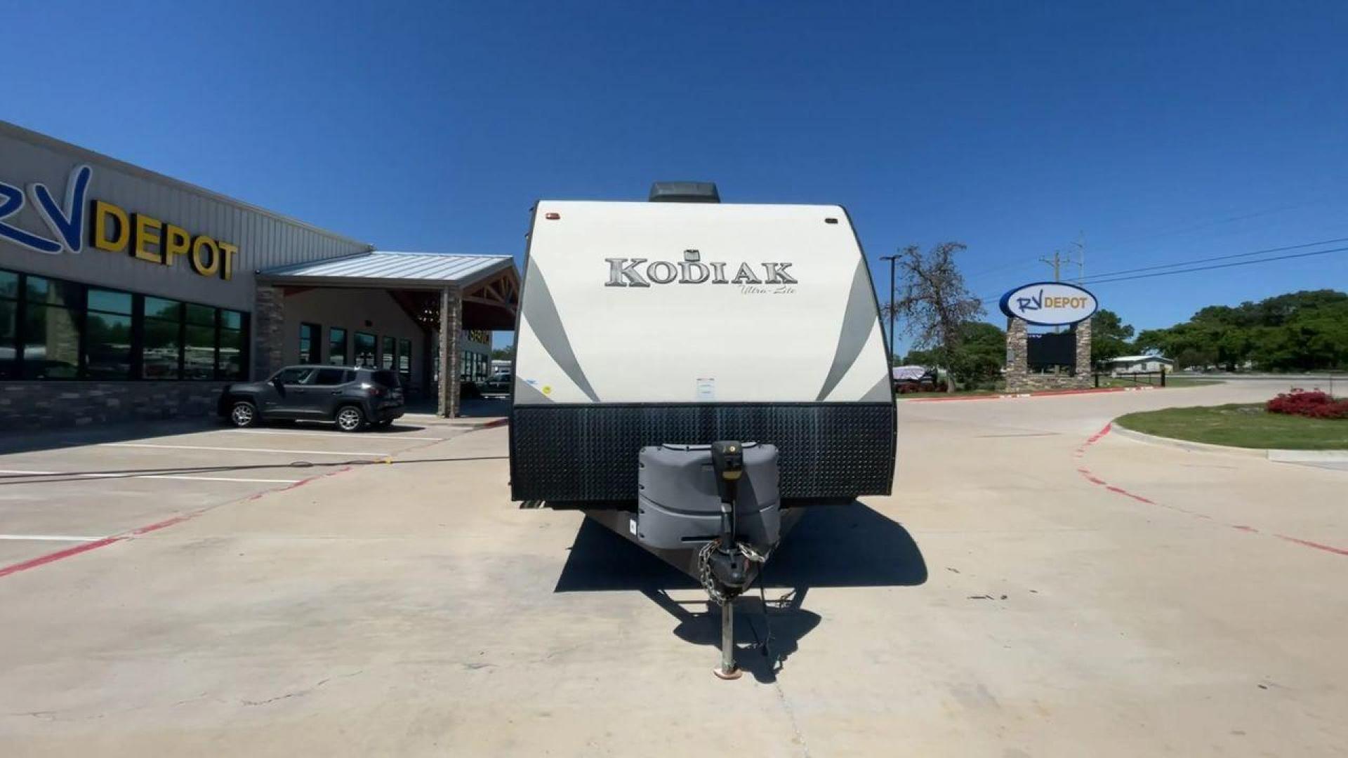 2016 TAN KEYSTONE RV KODIAK 291RESL (4YDT29125GJ) , Length: 32.33 ft. | Dry Weight: 6,536 lbs. | Slides: 2 transmission, located at 4319 N Main Street, Cleburne, TX, 76033, (817) 221-0660, 32.435829, -97.384178 - Start your adventures in comfort with this 2016 Keystone RV Kodiak 291RESL! This travel trailer measures 32.33 ft. in length and 11.08 ft. in height. It has a dry weight of 6,536 lbs. and a payload capacity of 2,364 lbs. This unit comes with 2 power slides as well as a power awning. This Kodia - Photo#4