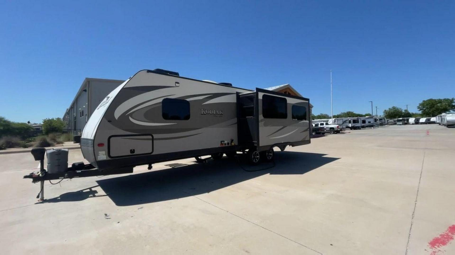 2016 TAN KEYSTONE RV KODIAK 291RESL (4YDT29125GJ) , Length: 32.33 ft. | Dry Weight: 6,536 lbs. | Slides: 2 transmission, located at 4319 N Main Street, Cleburne, TX, 76033, (817) 221-0660, 32.435829, -97.384178 - Start your adventures in comfort with this 2016 Keystone RV Kodiak 291RESL! This travel trailer measures 32.33 ft. in length and 11.08 ft. in height. It has a dry weight of 6,536 lbs. and a payload capacity of 2,364 lbs. This unit comes with 2 power slides as well as a power awning. This Kodia - Photo#5