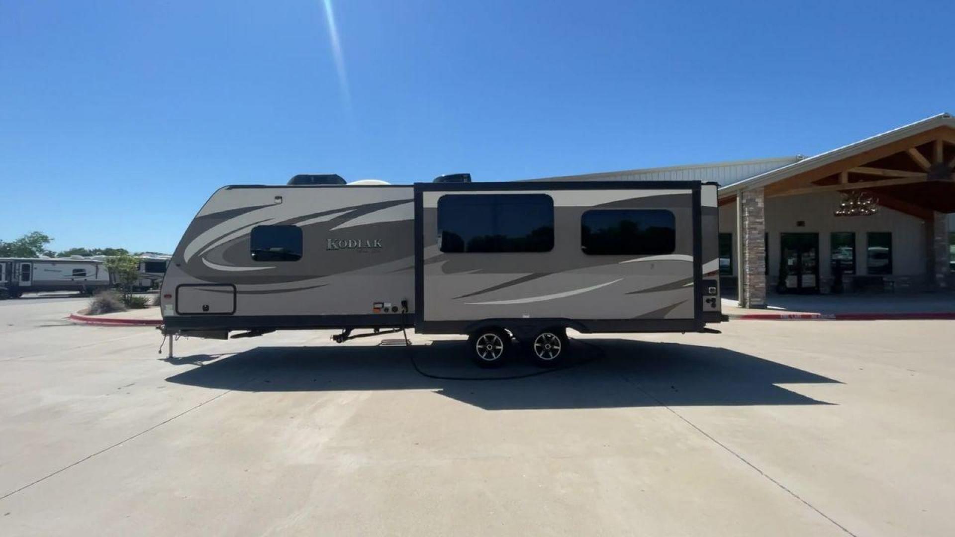 2016 TAN KEYSTONE RV KODIAK 291RESL (4YDT29125GJ) , Length: 32.33 ft. | Dry Weight: 6,536 lbs. | Slides: 2 transmission, located at 4319 N Main Street, Cleburne, TX, 76033, (817) 221-0660, 32.435829, -97.384178 - Start your adventures in comfort with this 2016 Keystone RV Kodiak 291RESL! This travel trailer measures 32.33 ft. in length and 11.08 ft. in height. It has a dry weight of 6,536 lbs. and a payload capacity of 2,364 lbs. This unit comes with 2 power slides as well as a power awning. This Kodia - Photo#6