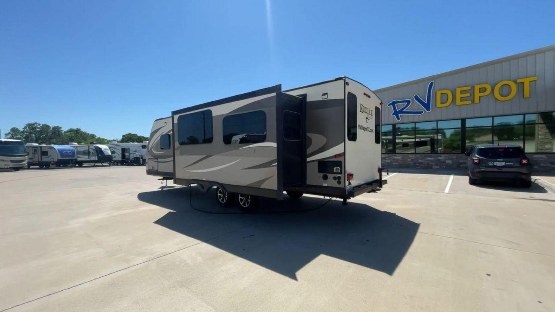 2016 TAN KEYSTONE RV KODIAK 291RESL (4YDT29125GJ) , Length: 32.33 ft. | Dry Weight: 6,536 lbs. | Slides: 2 transmission, located at 4319 N Main Street, Cleburne, TX, 76033, (817) 221-0660, 32.435829, -97.384178 - Start your adventures in comfort with this 2016 Keystone RV Kodiak 291RESL! This travel trailer measures 32.33 ft. in length and 11.08 ft. in height. It has a dry weight of 6,536 lbs. and a payload capacity of 2,364 lbs. This unit comes with 2 power slides as well as a power awning. This Kodia - Photo#7