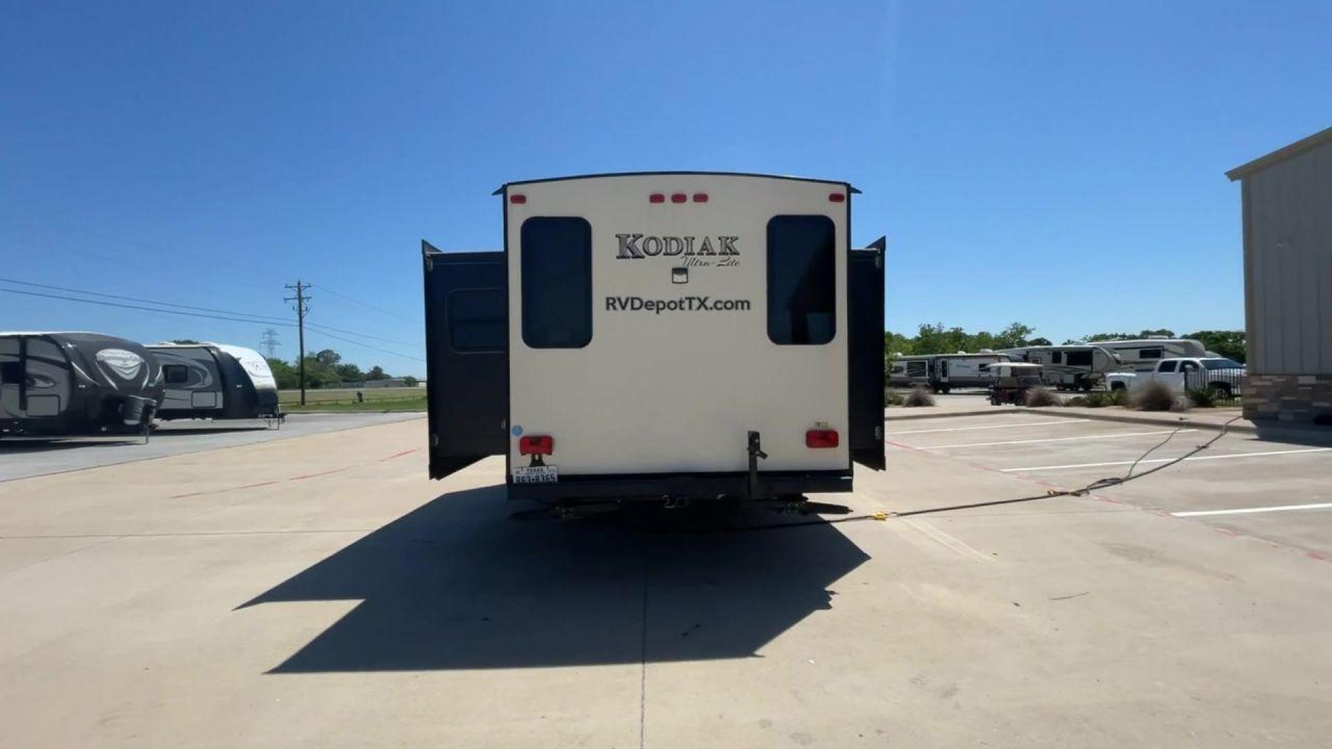 2016 TAN KEYSTONE RV KODIAK 291RESL (4YDT29125GJ) , Length: 32.33 ft. | Dry Weight: 6,536 lbs. | Slides: 2 transmission, located at 4319 N Main Street, Cleburne, TX, 76033, (817) 221-0660, 32.435829, -97.384178 - Start your adventures in comfort with this 2016 Keystone RV Kodiak 291RESL! This travel trailer measures 32.33 ft. in length and 11.08 ft. in height. It has a dry weight of 6,536 lbs. and a payload capacity of 2,364 lbs. This unit comes with 2 power slides as well as a power awning. This Kodia - Photo#8