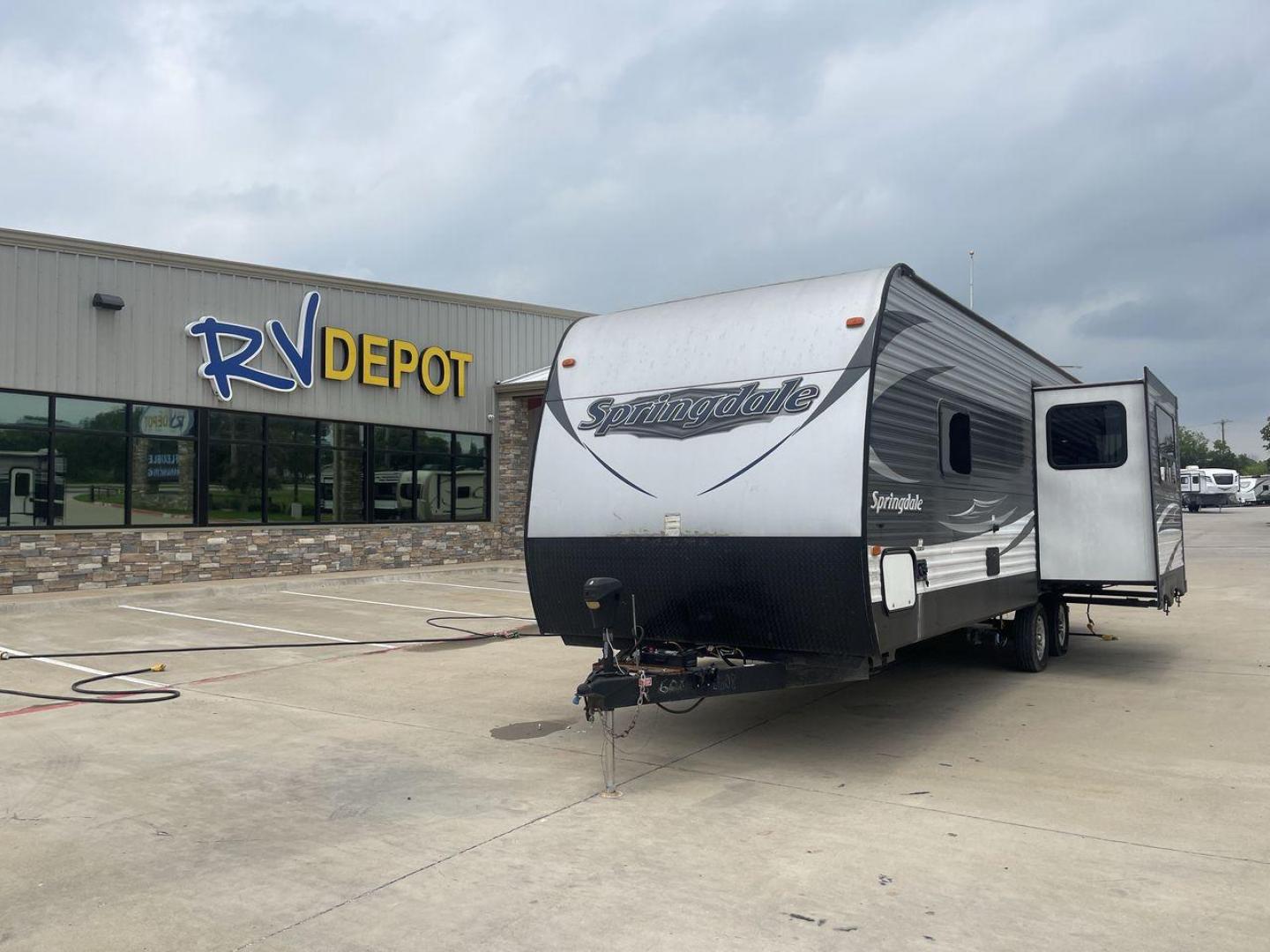 2016 SILVER KEYSTONE SPRINGDALE SG262 (4YDT26222G3) , Length: 30.17 ft. | Dry Weight: 6,345 lbs | Slides: 1 transmission, located at 4319 N Main Street, Cleburne, TX, 76033, (817) 221-0660, 32.435829, -97.384178 - The 2016 Keystone Springdale SG262 Travel Trailer is the most comfortable camping trailer available. With a length of 30.17 feet and a dry weight of 6,345 pounds, this well-built RV is simple to tow and move around during your outdoor adventures. With its wood body and metal sidewalls, this travel t - Photo#0