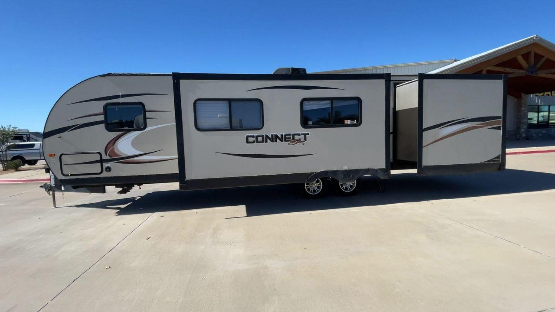 2016 KZ CONNECT 322BHS (4EZTL3221G8) , Length: 35.5 ft. | Dry Weight: 6,910 lbs. | Gross Weight: 8,300 lbs. | Slides: 2 transmission, located at 4319 N Main Street, Cleburne, TX, 76033, (817) 221-0660, 32.435829, -97.384178 - Photo#6