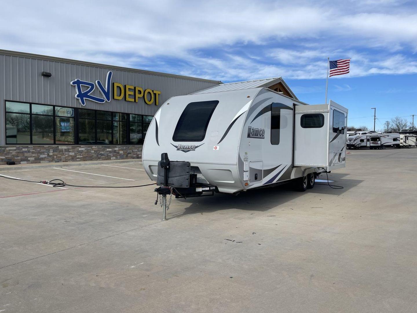 2016 LANCE CAMPER LANCE 2295 (56YTT2227GL) , located at 4319 N Main Street, Cleburne, TX, 76033, (817) 221-0660, 32.435829, -97.384178 - Photo#0