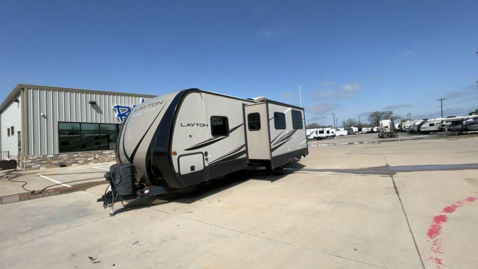 2016 GRAY LAYTON 285BH - (5ZWTYNS23G4) , Length: 33 ft. | Dry Weight: 6,125 lbs. | Gross Weight: 11,200 lbs. | Slides: 1 transmission, located at 4319 N Main Street, Cleburne, TX, 76033, (817) 221-0660, 32.435829, -97.384178 - Camp in the 2016 Layton 285BH and enjoy all of its amazing amenities!It measures 33 ft. in length and 11.5 ft. in height. It has a dry weight of 6,125 lbs. and a payload capacity of 3,223 lbs. It is made of aluminum and fiberglass. It also comes equipped with automatic heating and cooling rated at 2 - Photo#5