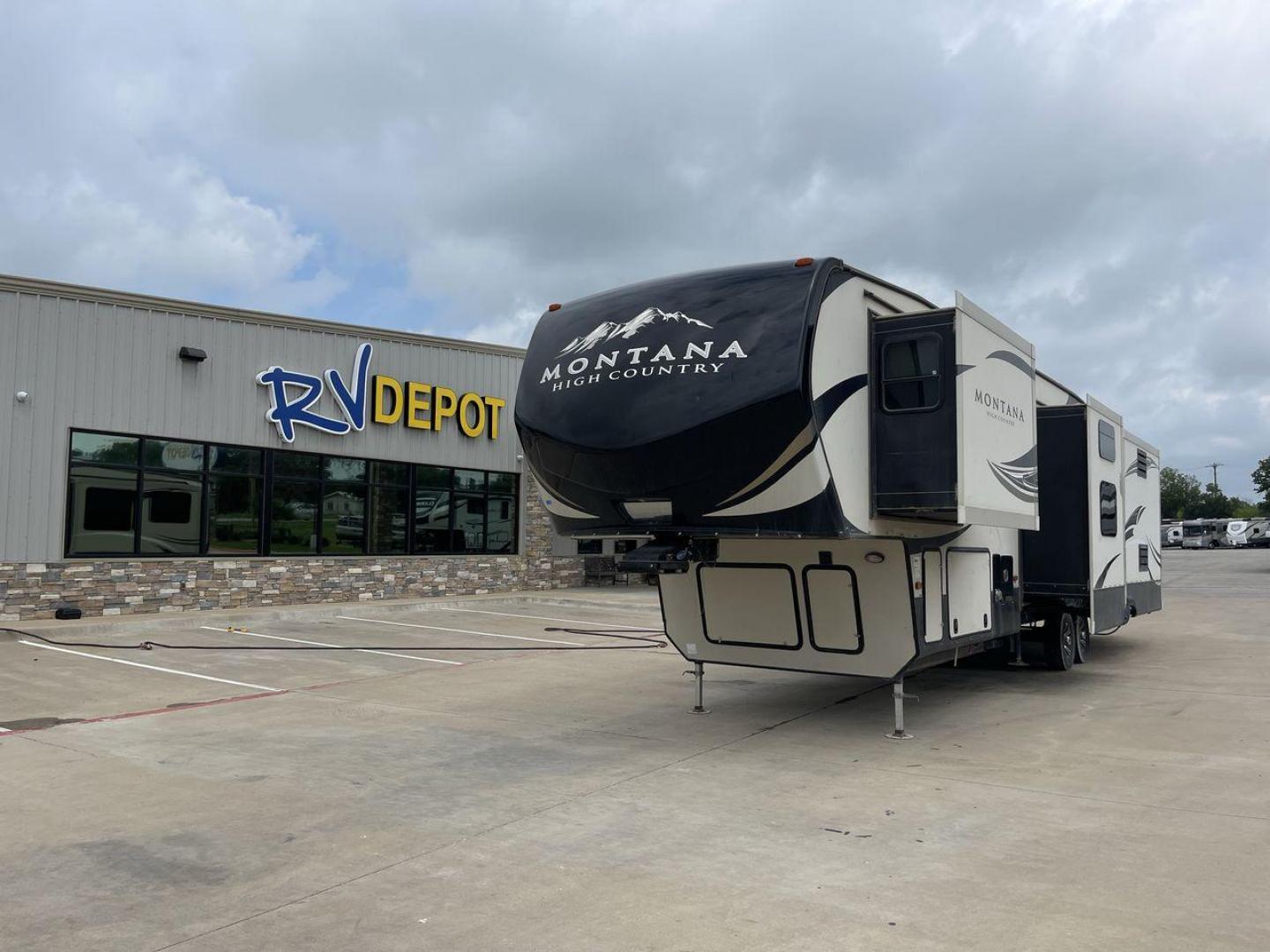 2016 TAN MONTANA 370BR (4YDF37023GA) , located at 4319 N Main Street, Cleburne, TX, 76033, (817) 221-0660, 32.435829, -97.384178 - Photo#0