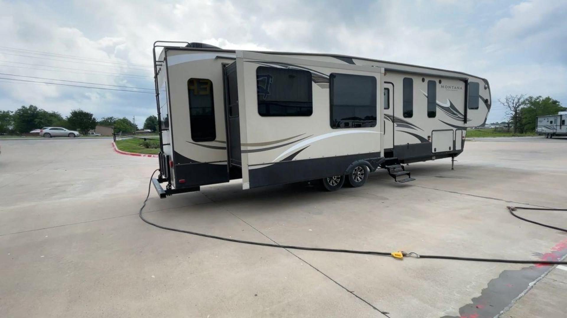 2016 TAN MONTANA 370BR (4YDF37023GA) , located at 4319 N Main Street, Cleburne, TX, 76033, (817) 221-0660, 32.435829, -97.384178 - Photo#1