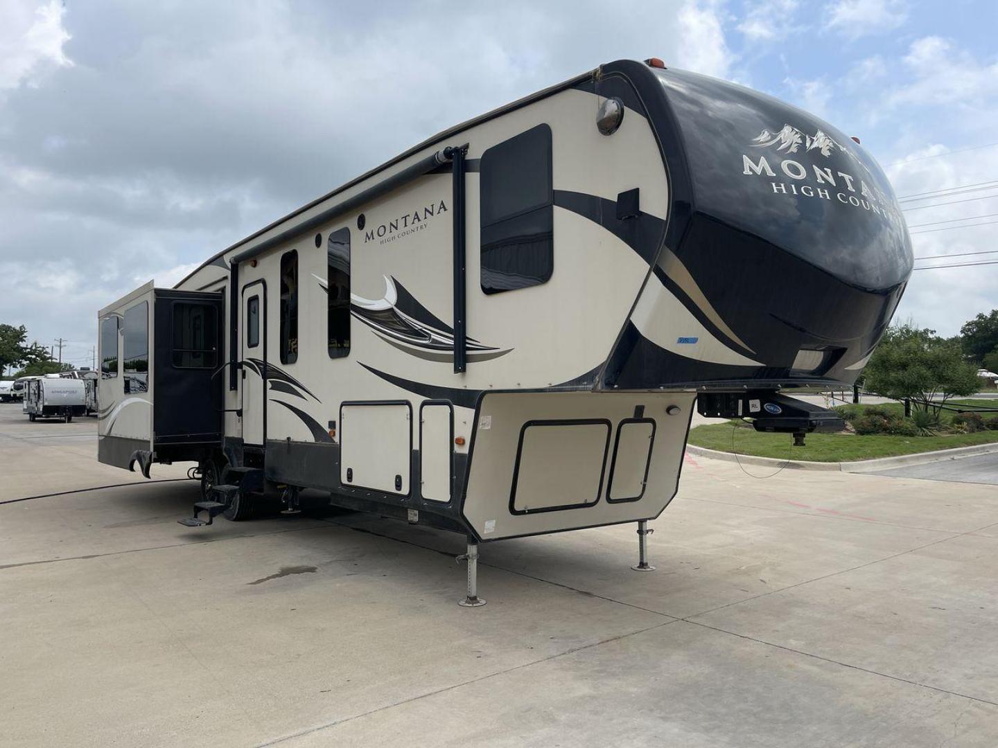 2016 TAN MONTANA 370BR (4YDF37023GA) , located at 4319 N Main Street, Cleburne, TX, 76033, (817) 221-0660, 32.435829, -97.384178 - Photo#23