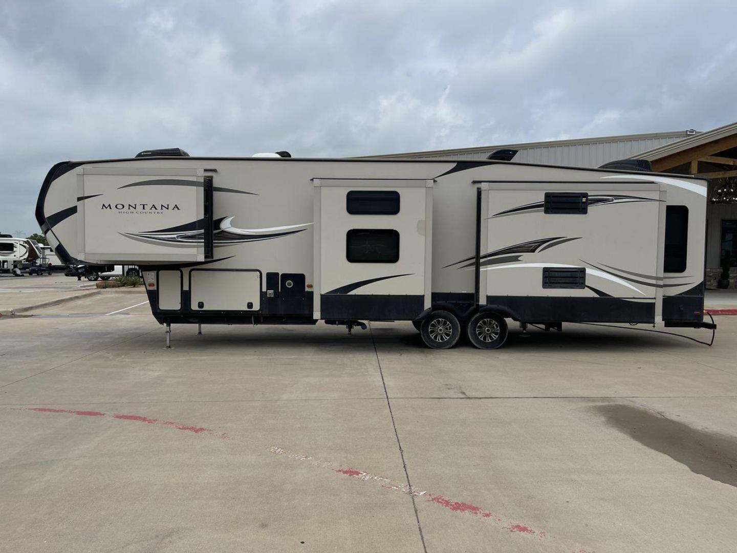 2016 TAN MONTANA 370BR (4YDF37023GA) , located at 4319 N Main Street, Cleburne, TX, 76033, (817) 221-0660, 32.435829, -97.384178 - Photo#24