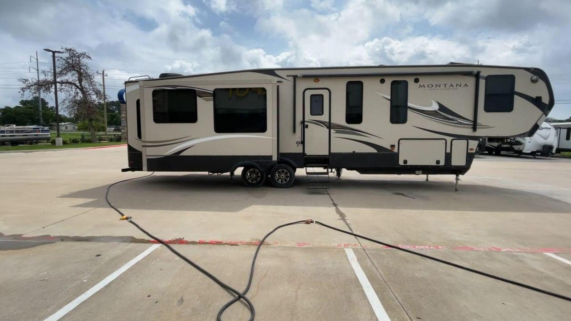 2016 TAN MONTANA 370BR (4YDF37023GA) , located at 4319 N Main Street, Cleburne, TX, 76033, (817) 221-0660, 32.435829, -97.384178 - Photo#2