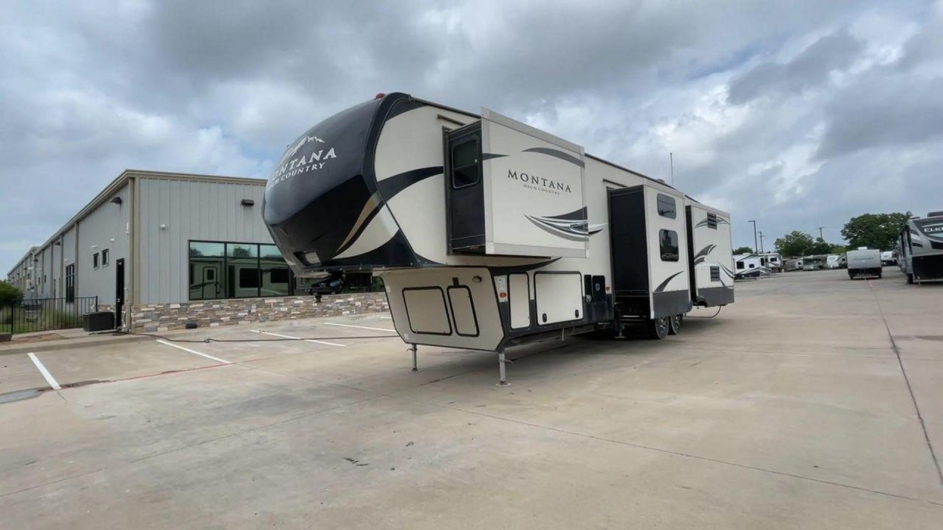 2016 TAN MONTANA 370BR (4YDF37023GA) , located at 4319 N Main Street, Cleburne, TX, 76033, (817) 221-0660, 32.435829, -97.384178 - Photo#5