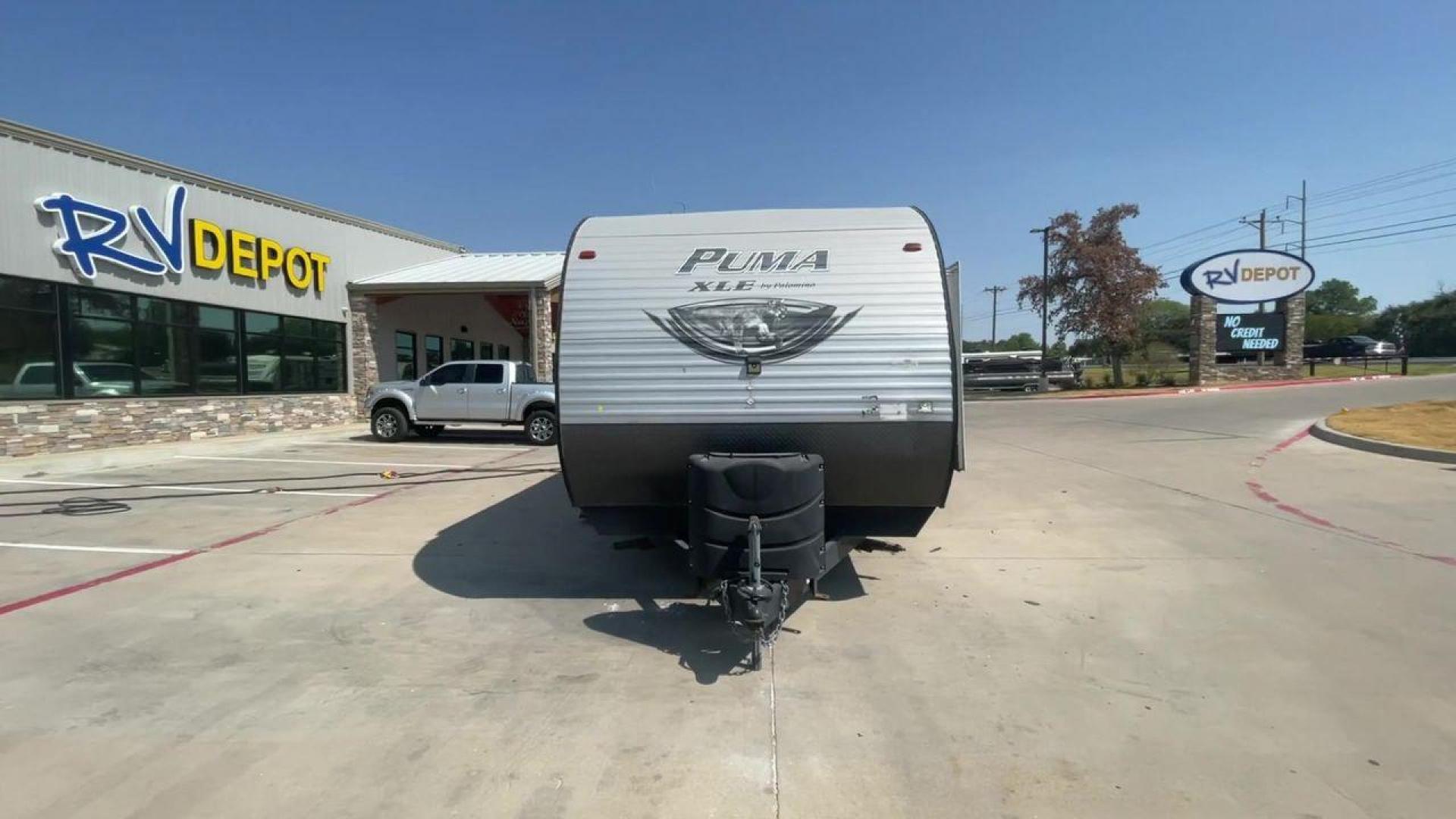 2016 SILVER PALOMINO PUMA 30DBSC (4X4TPUF25GP) , Length: 33.42 ft. | Dry Weight: 6,300 lbs. | Gross Weight: 8,000 lbs. | Slides: 1 transmission, located at 4319 N Main Street, Cleburne, TX, 76033, (817) 221-0660, 32.435829, -97.384178 - Make the most of your next camping trip with the whole family in this 2016 Puma 30DBSC! This travel trailer has a length of 33.42 ft. and a height of 10.75 ft. It also has a dry weight of 6,300 lbs. and a GVWR of 8,000 lbs. It comes equipped with one power slide as well as one power awning. Immediat - Photo#4