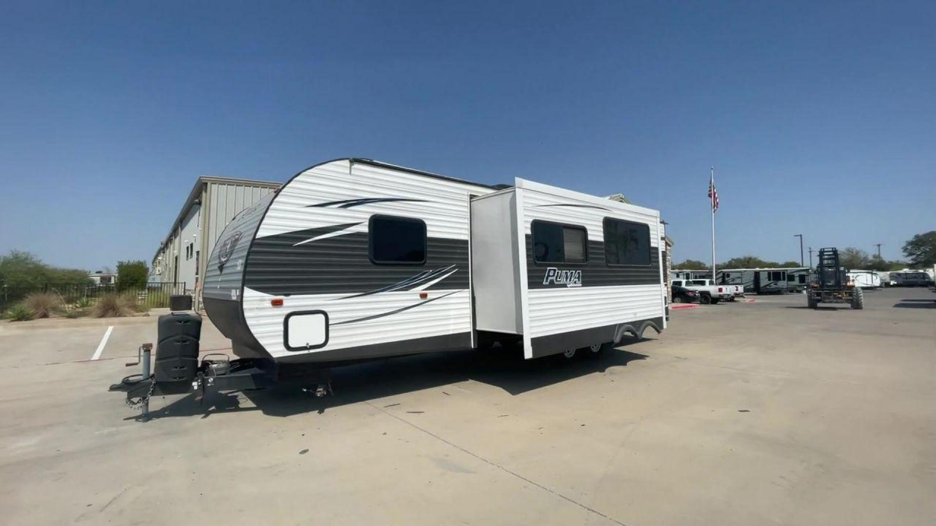 2016 SILVER PALOMINO PUMA 30DBSC (4X4TPUF25GP) , Length: 33.42 ft. | Dry Weight: 6,300 lbs. | Gross Weight: 8,000 lbs. | Slides: 1 transmission, located at 4319 N Main Street, Cleburne, TX, 76033, (817) 221-0660, 32.435829, -97.384178 - Make the most of your next camping trip with the whole family in this 2016 Puma 30DBSC! This travel trailer has a length of 33.42 ft. and a height of 10.75 ft. It also has a dry weight of 6,300 lbs. and a GVWR of 8,000 lbs. It comes equipped with one power slide as well as one power awning. Immediat - Photo#5