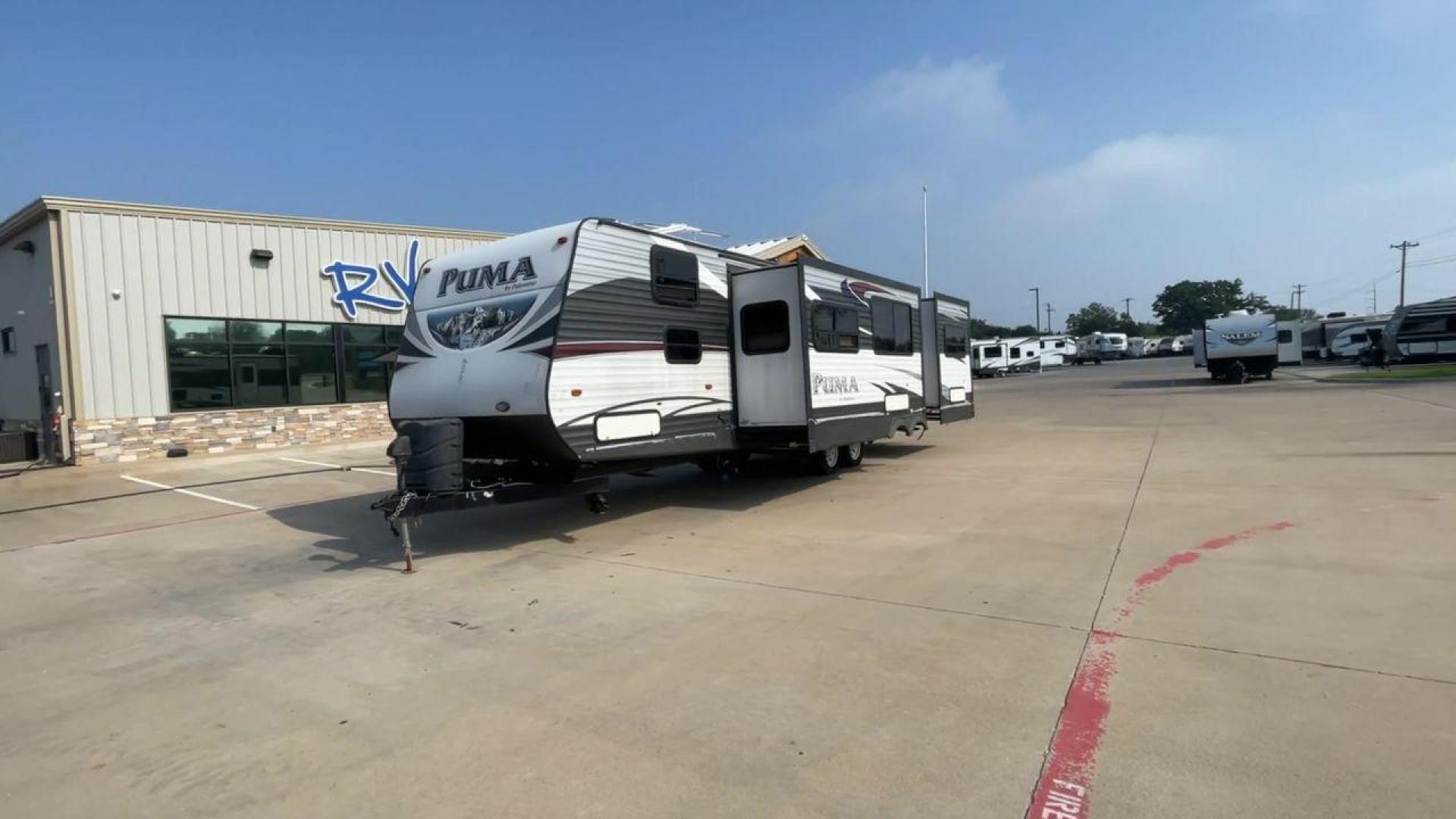 2016 PALOMINO PUMA 30FBSS (4X4TPUF22GP) , located at 4319 N Main Street, Cleburne, TX, 76033, (817) 221-0660, 32.435829, -97.384178 - Photo#5