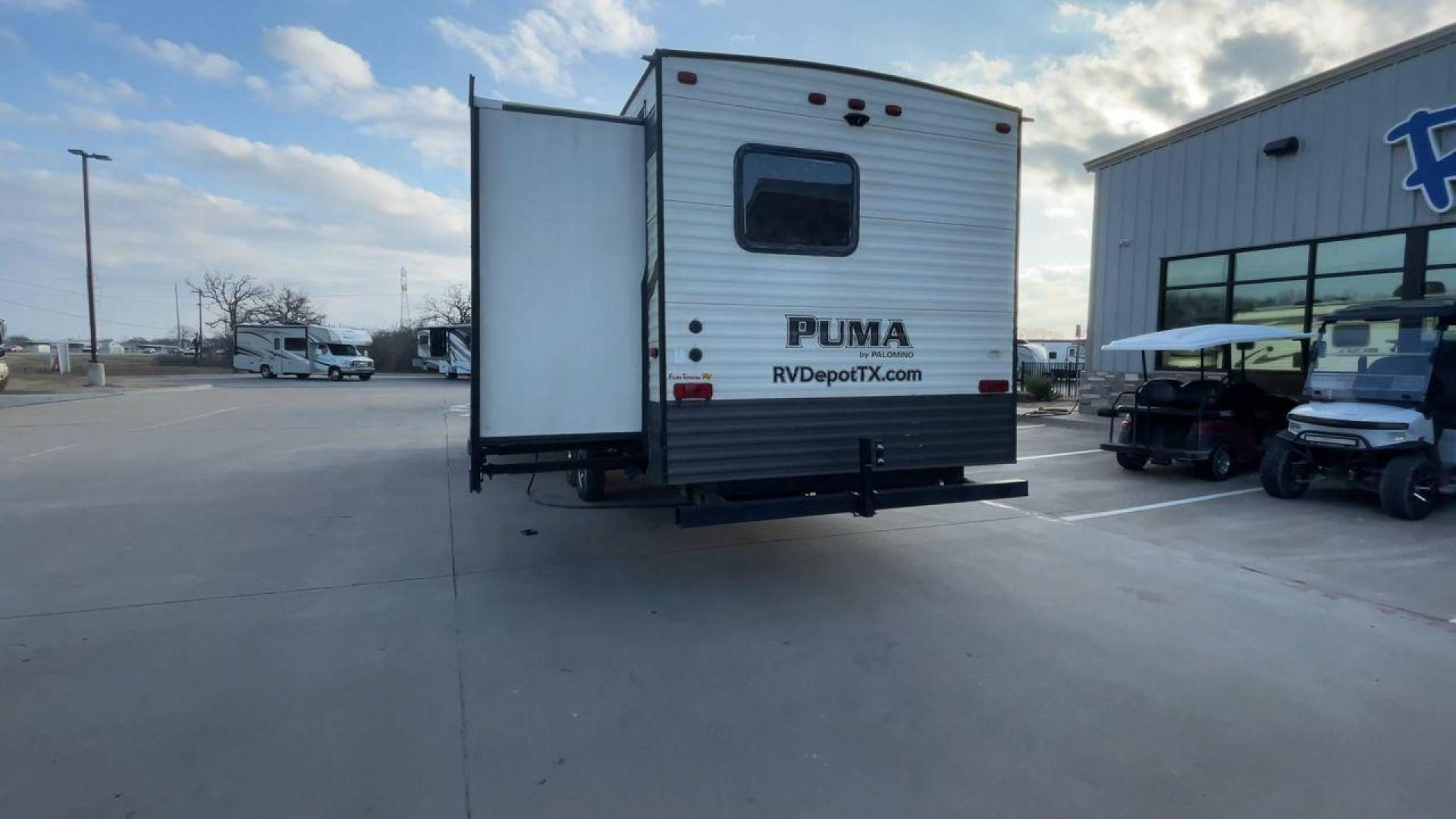 2016 TAN PALOMINO PUMA 30FKSS (4X4TPUF20GP) , Length: 34.75 ft. | Dry Weight: 7,992 lbs. | Gross Weight: 9,950 lbs. | Slides: 2 transmission, located at 4319 N Main Street, Cleburne, TX, 76033, (817) 221-0660, 32.435829, -97.384178 - Take advantage of the 2016 Palomino Puma 30FKSS Travel Trailer and embrace the spirit of adventure. With its stylish, functional, and comfortable design, this travel trailer provides a cozy living area for your road trips. This unit has dimensions of 34.75 ft in length, 8 ft in width, and 11.08 ft i - Photo#8