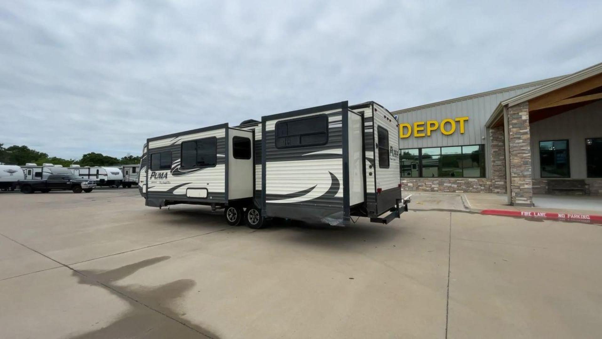 2016 PALOMINO PUMA 31BHSS (4X4TPUG27GP) , Length: 35.33 ft. | Dry Weight: 7,958 lbs. | Gross Weight: 9,600 lbs. | Slides: 2 transmission, located at 4319 N Main Street, Cleburne, TX, 76033, (817) 221-0660, 32.435829, -97.384178 - Photo#7