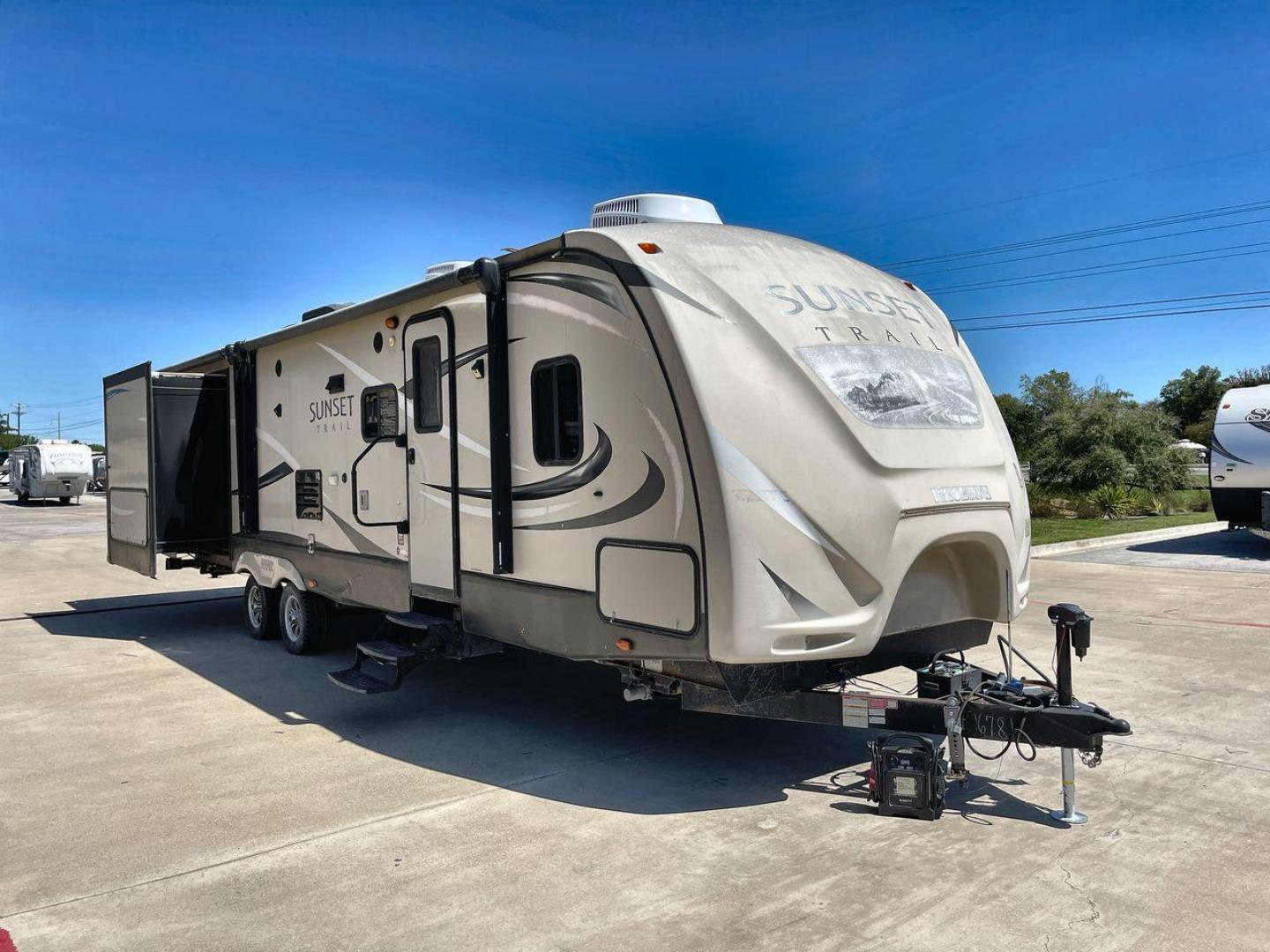 2016 TAN SUNSET TRAIL 33FR - (4V0TC3323GE) , Length: 36.92 ft | Dry Weight: 7,680 lbs | Gross Weight: 9,714 lbs | Slides: 3 transmission, located at 4319 N Main Street, Cleburne, TX, 76033, (817) 221-0660, 32.435829, -97.384178 - The 2016 Crossroads Sunset Trail Reserve 33FR Travel Trailer lets you enjoy comfort and flexibility on the open road. This trailer is big and well-equipped, so you can go on amazing trips with your family and friends. Boasting a length of 36.92 feet and a dry weight of 7,680 pounds, the Sunset Trail - Photo#22