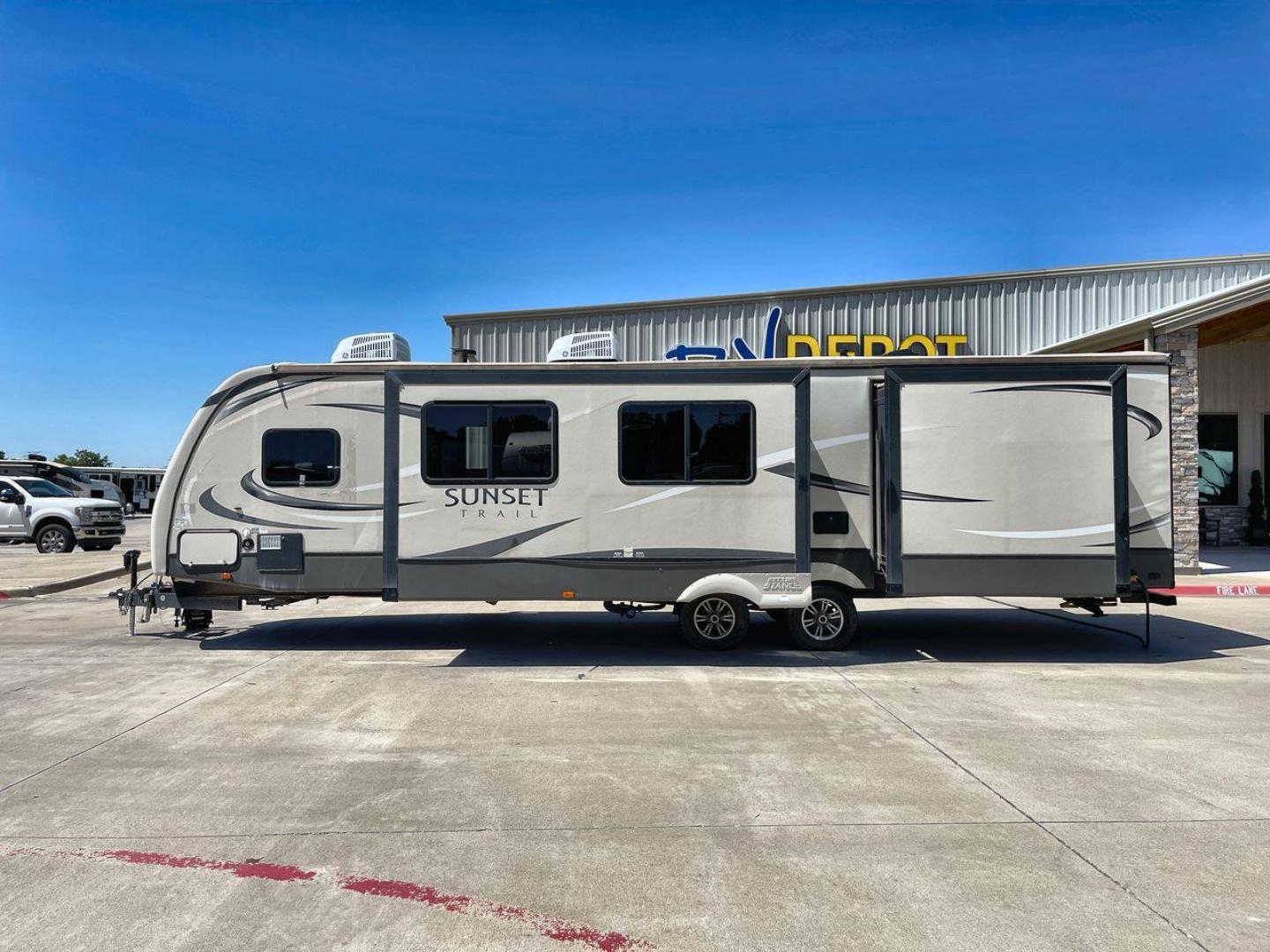 2016 TAN SUNSET TRAIL 33FR - (4V0TC3323GE) , Length: 36.92 ft | Dry Weight: 7,680 lbs | Gross Weight: 9,714 lbs | Slides: 3 transmission, located at 4319 N Main Street, Cleburne, TX, 76033, (817) 221-0660, 32.435829, -97.384178 - The 2016 Crossroads Sunset Trail Reserve 33FR Travel Trailer lets you enjoy comfort and flexibility on the open road. This trailer is big and well-equipped, so you can go on amazing trips with your family and friends. Boasting a length of 36.92 feet and a dry weight of 7,680 pounds, the Sunset Trail - Photo#23