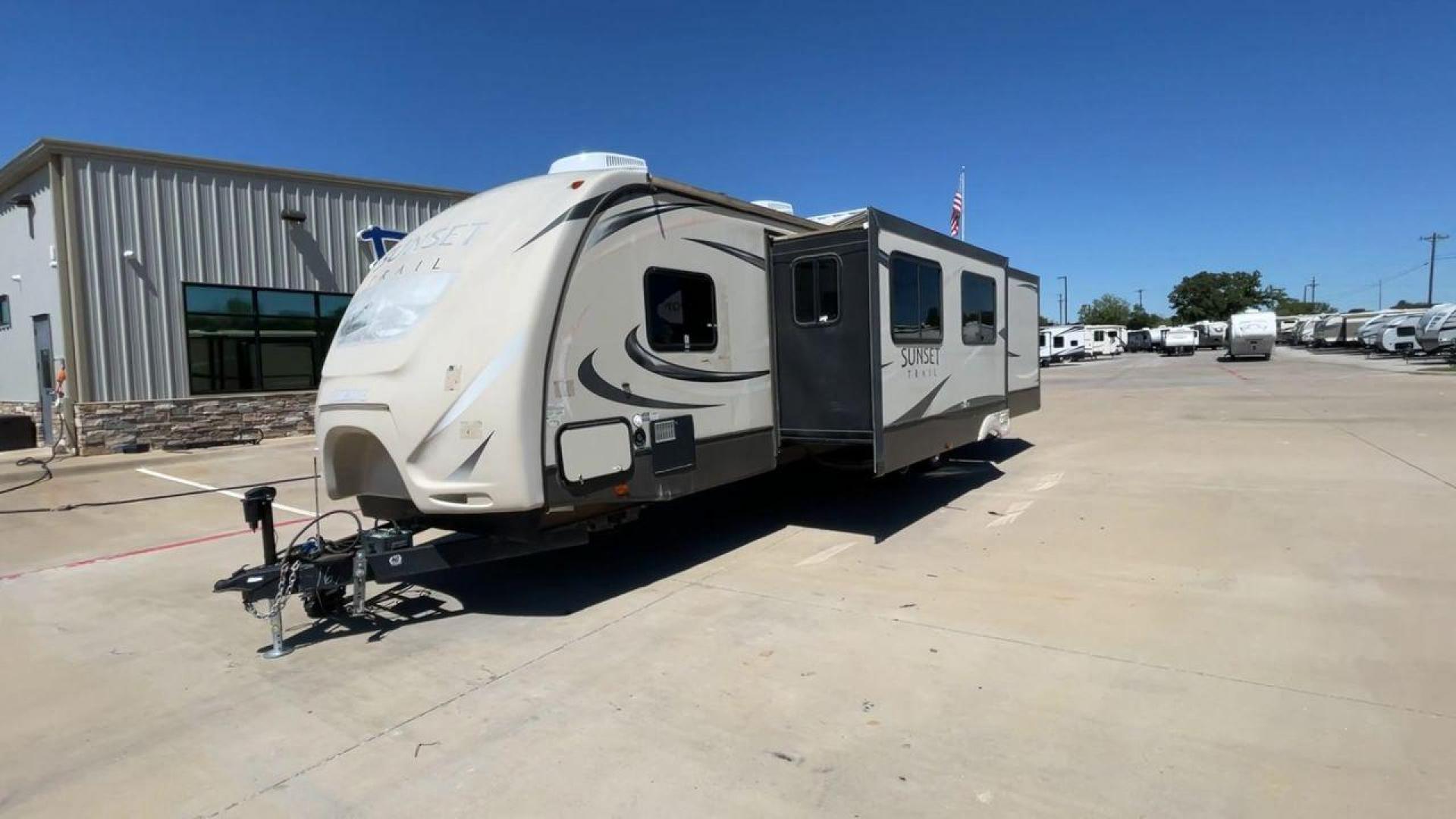 2016 TAN SUNSET TRAIL 33FR - (4V0TC3323GE) , Length: 36.92 ft | Dry Weight: 7,680 lbs | Gross Weight: 9,714 lbs | Slides: 3 transmission, located at 4319 N Main Street, Cleburne, TX, 76033, (817) 221-0660, 32.435829, -97.384178 - The 2016 Crossroads Sunset Trail Reserve 33FR Travel Trailer lets you enjoy comfort and flexibility on the open road. This trailer is big and well-equipped, so you can go on amazing trips with your family and friends. Boasting a length of 36.92 feet and a dry weight of 7,680 pounds, the Sunset Trail - Photo#5