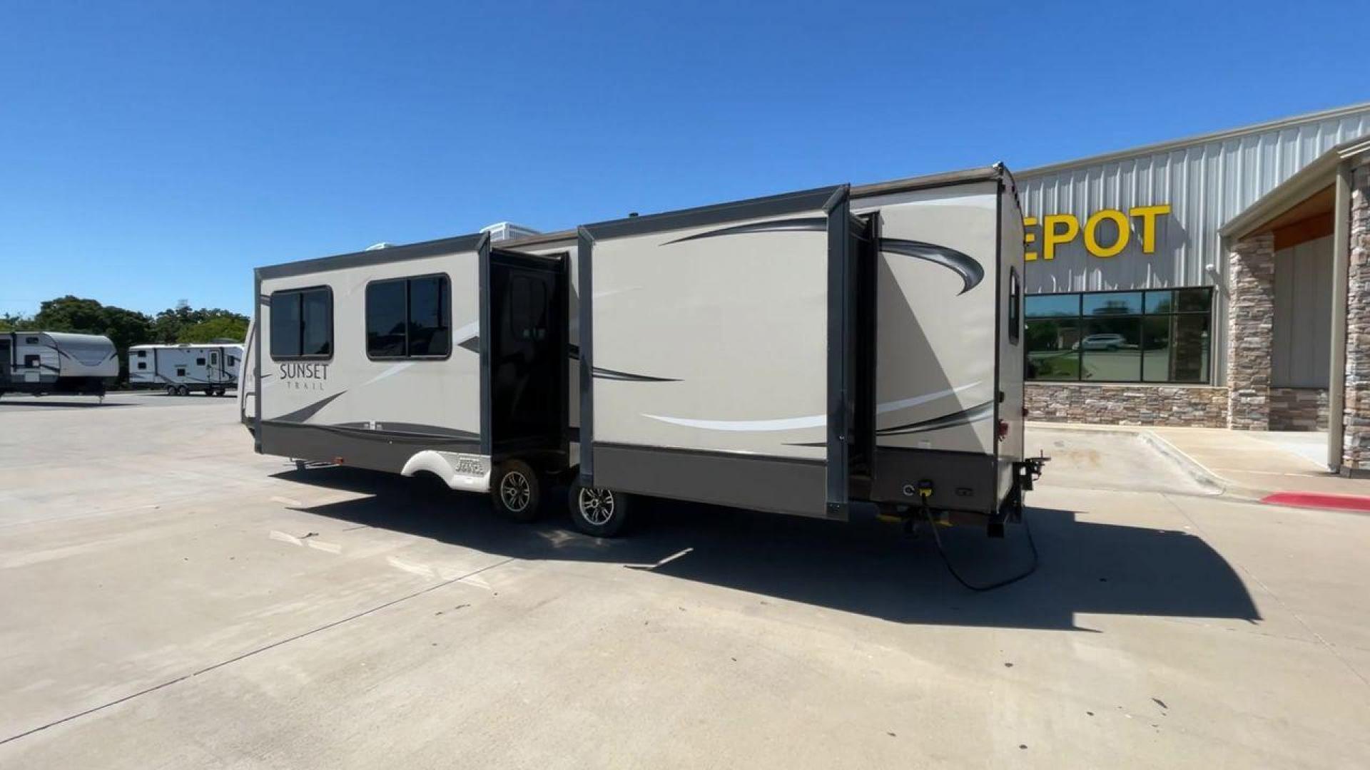 2016 TAN SUNSET TRAIL 33FR - (4V0TC3323GE) , Length: 36.92 ft | Dry Weight: 7,680 lbs | Gross Weight: 9,714 lbs | Slides: 3 transmission, located at 4319 N Main Street, Cleburne, TX, 76033, (817) 221-0660, 32.435829, -97.384178 - The 2016 Crossroads Sunset Trail Reserve 33FR Travel Trailer lets you enjoy comfort and flexibility on the open road. This trailer is big and well-equipped, so you can go on amazing trips with your family and friends. Boasting a length of 36.92 feet and a dry weight of 7,680 pounds, the Sunset Trail - Photo#7