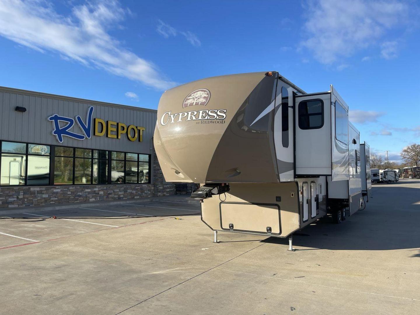 2016 BEIGE THOR REDWOOD CYPRESS 39FL (4V0FC3827GR) , Length: 41.83 ft. | Dry Weight: 13,904 lbs | Gross Weight: 16,500 lbs | Slides: 5 transmission, located at 4319 N Main Street, Cleburne, TX, 76033, (817) 221-0660, 32.435829, -97.384178 - Take a look at the 2016 Thor Redwood Cypress 39FL Fifth Wheel and experience elegance and luxury. This luxurious fifth wheel offers an exquisite living area that combines comfort and luxury for your travels. The dimensions of this unit are 41.83 ft in length, 13.17 ft in height, and 6.75 ft in i - Photo#0