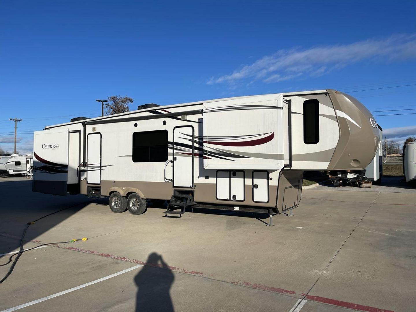 2016 BEIGE THOR REDWOOD CYPRESS 39FL (4V0FC3827GR) , Length: 41.83 ft. | Dry Weight: 13,904 lbs | Gross Weight: 16,500 lbs | Slides: 5 transmission, located at 4319 N Main Street, Cleburne, TX, 76033, (817) 221-0660, 32.435829, -97.384178 - Take a look at the 2016 Thor Redwood Cypress 39FL Fifth Wheel and experience elegance and luxury. This luxurious fifth wheel offers an exquisite living area that combines comfort and luxury for your travels. The dimensions of this unit are 41.83 ft in length, 13.17 ft in height, and 6.75 ft in i - Photo#21