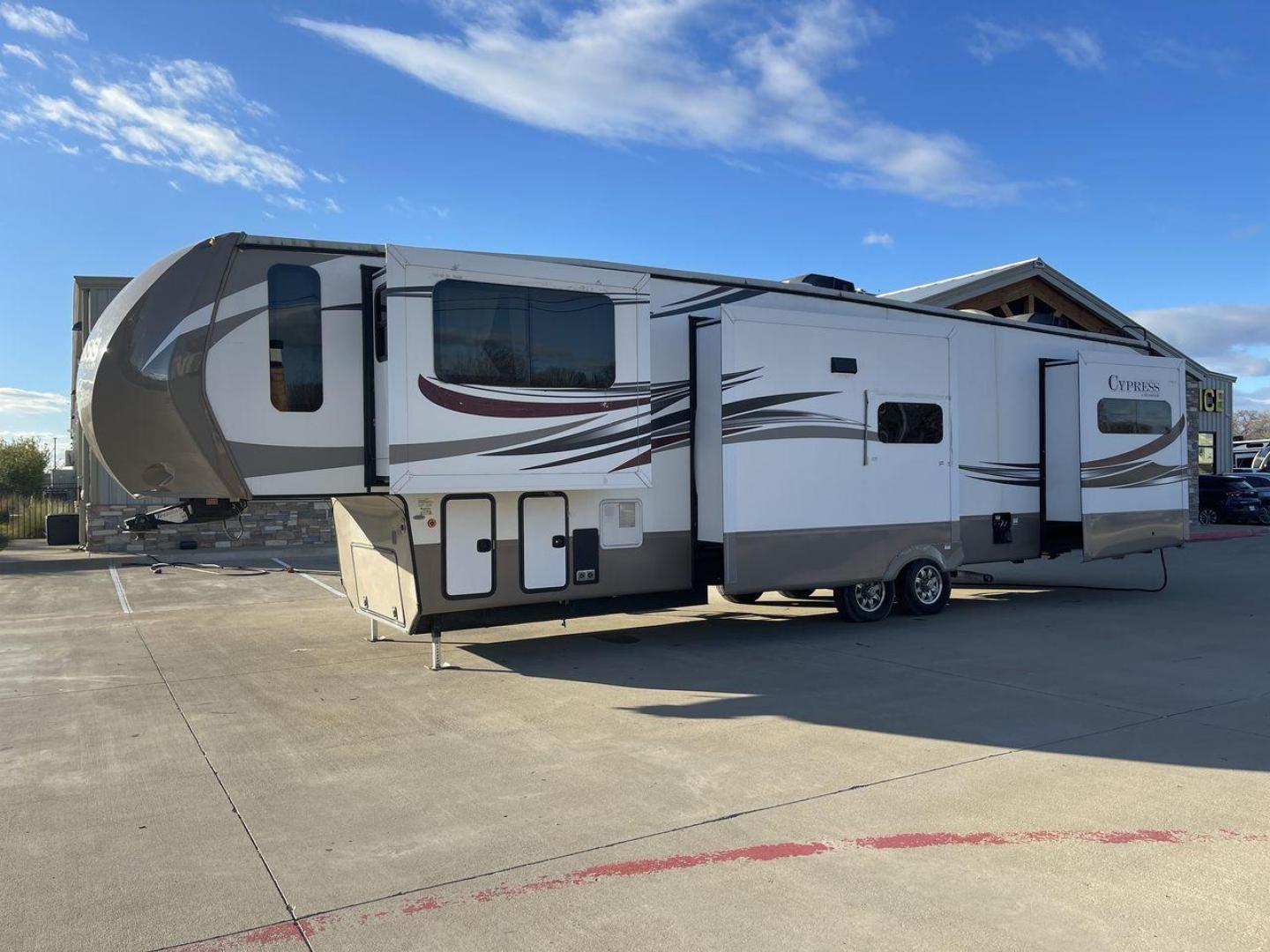 2016 BEIGE THOR REDWOOD CYPRESS 39FL (4V0FC3827GR) , Length: 41.83 ft. | Dry Weight: 13,904 lbs | Gross Weight: 16,500 lbs | Slides: 5 transmission, located at 4319 N Main Street, Cleburne, TX, 76033, (817) 221-0660, 32.435829, -97.384178 - Take a look at the 2016 Thor Redwood Cypress 39FL Fifth Wheel and experience elegance and luxury. This luxurious fifth wheel offers an exquisite living area that combines comfort and luxury for your travels. The dimensions of this unit are 41.83 ft in length, 13.17 ft in height, and 6.75 ft in i - Photo#22