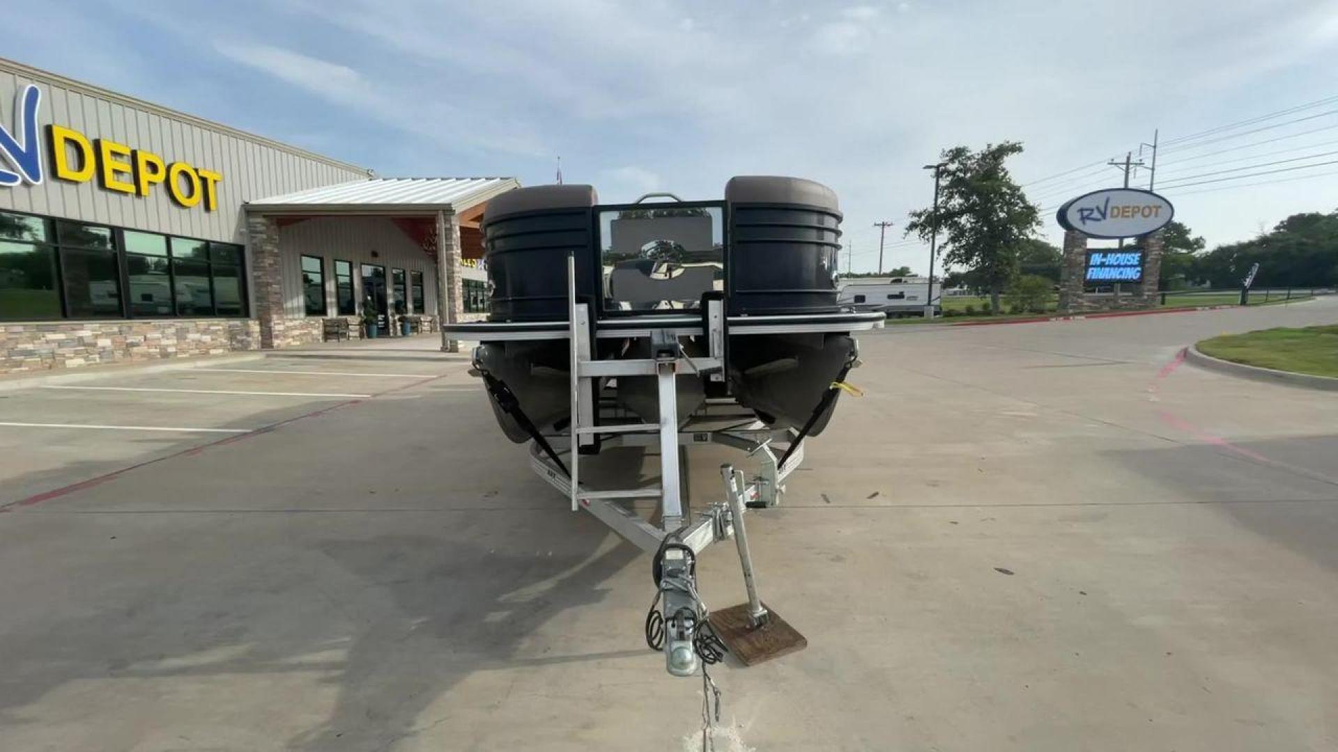 2016 BLACK VERANDA VERTEX 25C (JBC86929L51) , Length: 25 ft. transmission, located at 4319 N Main Street, Cleburne, TX, 76033, (817) 221-0660, 32.435829, -97.384178 - The 2016 Veranda V Boats 25C is a luxurious and meticulously designed pontoon boat that takes water adventures to a new level of sophistication. This vessel offers a spacious and versatile layout, ideal for those who prioritize comfort and style on the water. The 25C is equipped with plush seating t - Photo#4