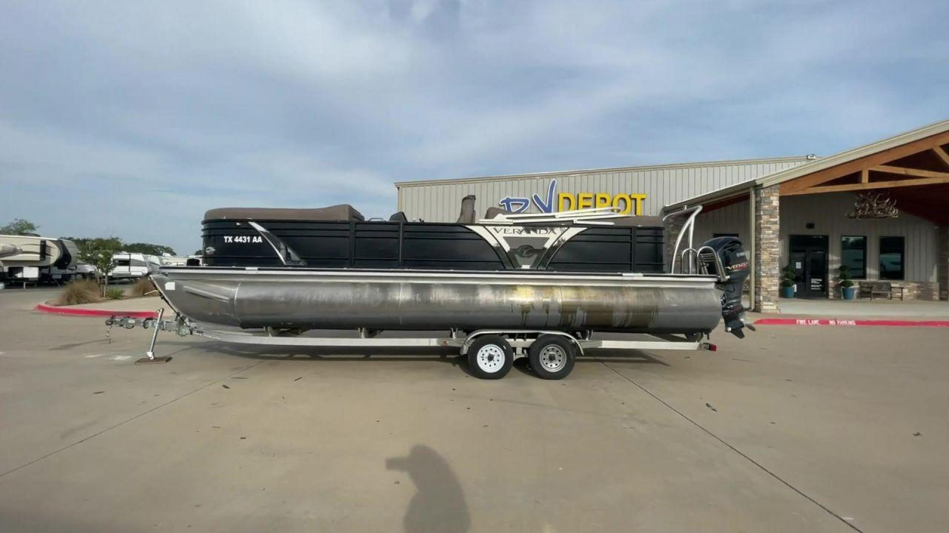 2016 BLACK VERANDA VERTEX 25C (JBC86929L51) , Length: 25 ft. transmission, located at 4319 N Main Street, Cleburne, TX, 76033, (817) 221-0660, 32.435829, -97.384178 - The 2016 Veranda V Boats 25C is a luxurious and meticulously designed pontoon boat that takes water adventures to a new level of sophistication. This vessel offers a spacious and versatile layout, ideal for those who prioritize comfort and style on the water. The 25C is equipped with plush seating t - Photo#6