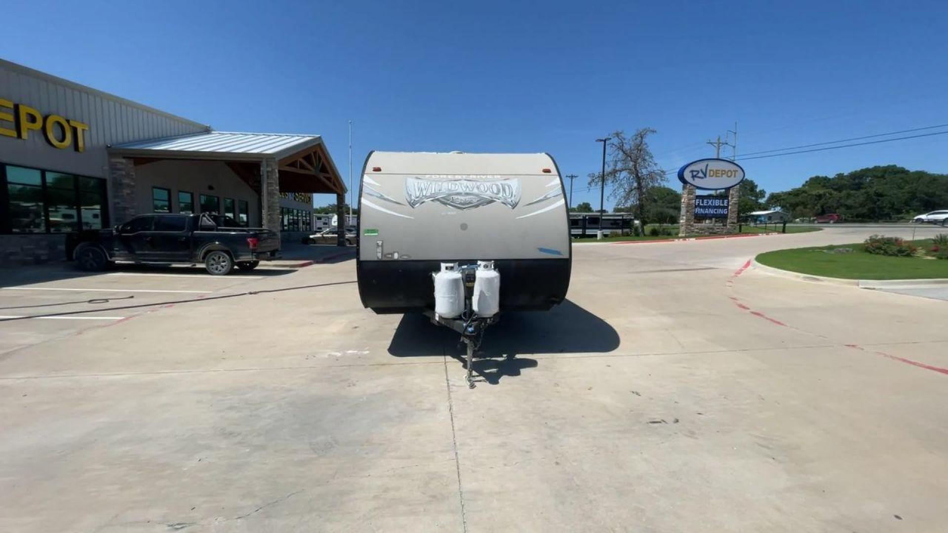 2016 WHITE WILDWOOD X-LITE 261BHXL - (4X4TWDB2XG7) , Length: 29.08 ft. | Dry Weight: 4,314 lbs. | Slides: 0 transmission, located at 4319 N Main Street, Cleburne, TX, 76033, (817) 221-0660, 32.435829, -97.384178 - Experience the perfect blend of comfort and convenience with the 2016 Wildwood X-Lite 261BHXL for your outdoor adventures. This travel trailer offers a great balance between spaciousness and maneuverability, making it an ideal choice for those seeking a comfortable and easy-to-handle option. Even wi - Photo#4