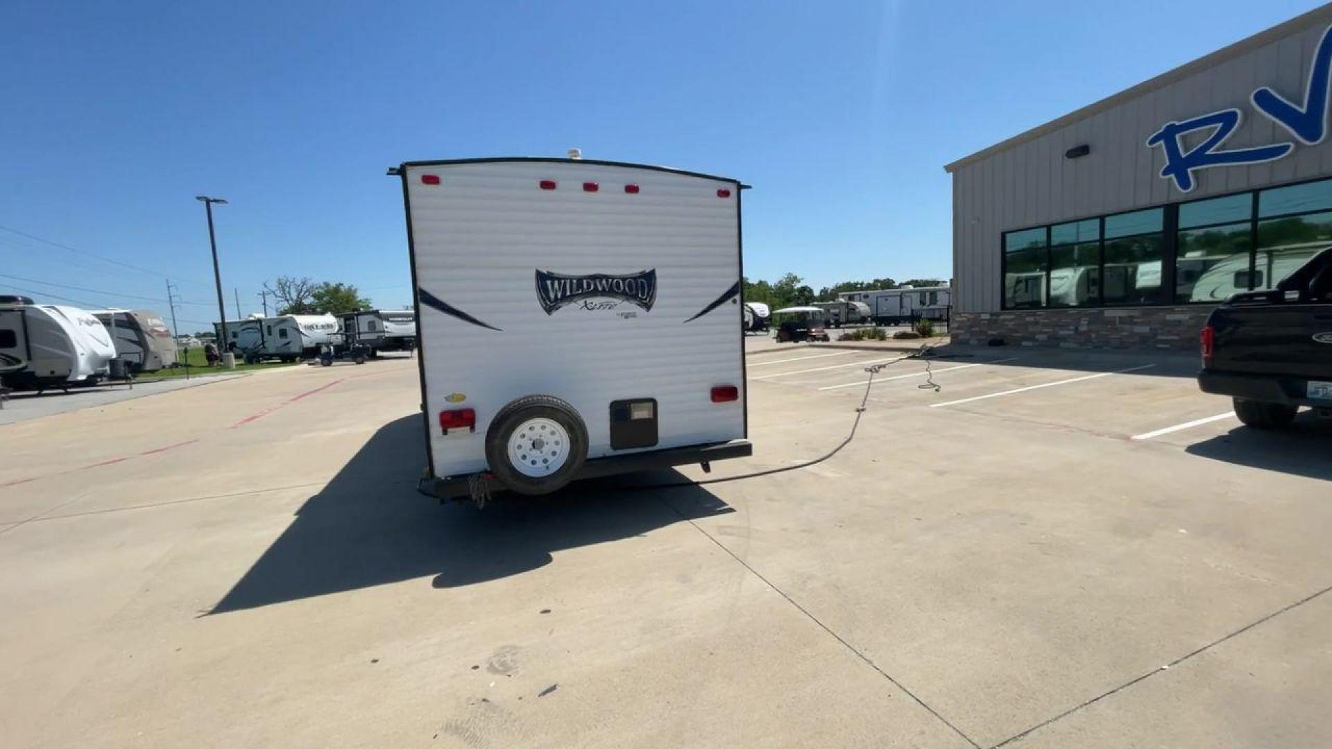 2016 WHITE WILDWOOD X-LITE 261BHXL - (4X4TWDB2XG7) , Length: 29.08 ft. | Dry Weight: 4,314 lbs. | Slides: 0 transmission, located at 4319 N Main Street, Cleburne, TX, 76033, (817) 221-0660, 32.435829, -97.384178 - Experience the perfect blend of comfort and convenience with the 2016 Wildwood X-Lite 261BHXL for your outdoor adventures. This travel trailer offers a great balance between spaciousness and maneuverability, making it an ideal choice for those seeking a comfortable and easy-to-handle option. Even wi - Photo#8