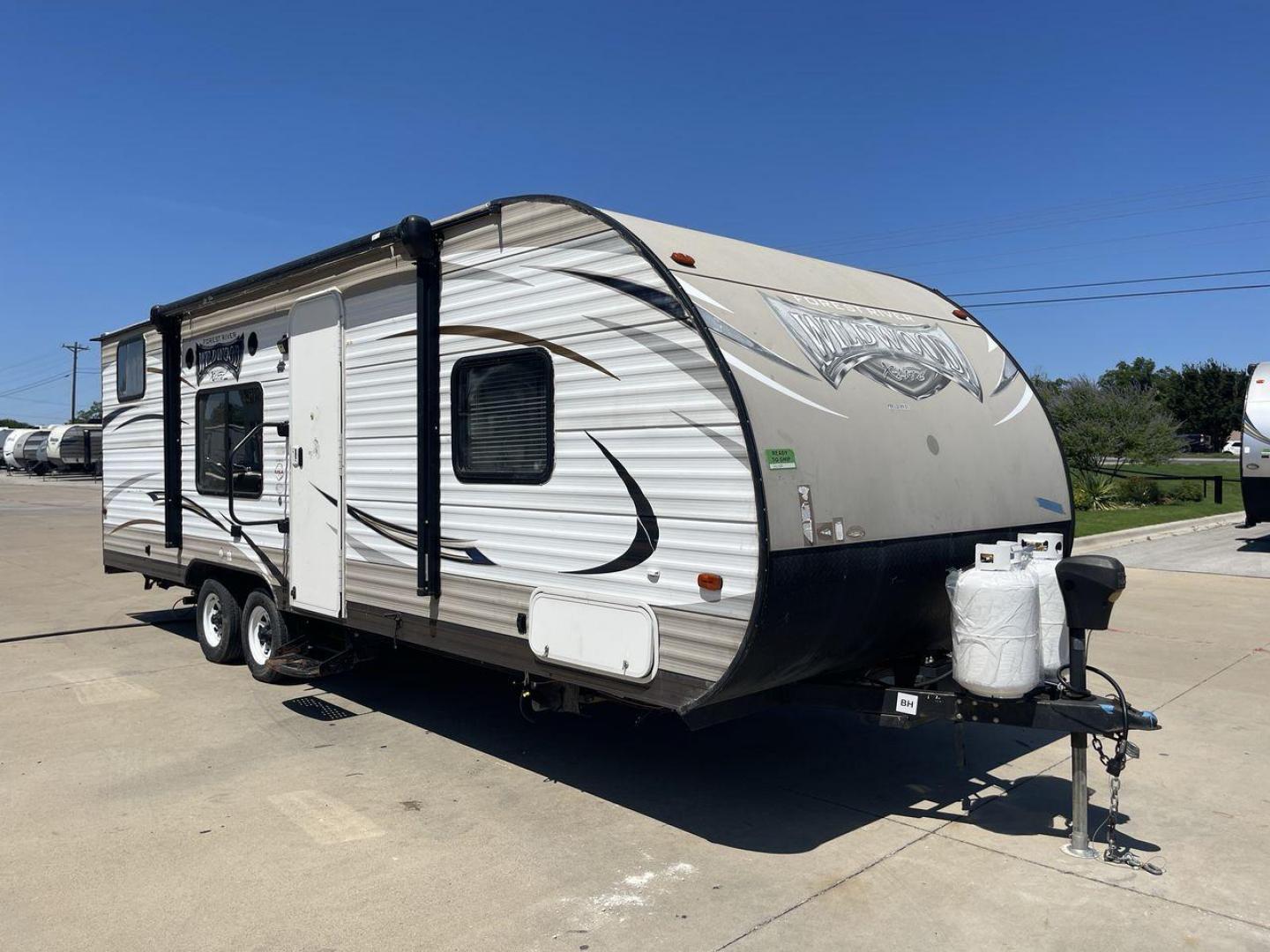 2016 WHITE WILDWOOD X-LITE 261BHXL - (4X4TWDB2XG7) , Length: 29.08 ft. | Dry Weight: 4,314 lbs. | Slides: 0 transmission, located at 4319 N Main Street, Cleburne, TX, 76033, (817) 221-0660, 32.435829, -97.384178 - Experience the perfect blend of comfort and convenience with the 2016 Wildwood X-Lite 261BHXL for your outdoor adventures. This travel trailer offers a great balance between spaciousness and maneuverability, making it an ideal choice for those seeking a comfortable and easy-to-handle option. Even wi - Photo#22