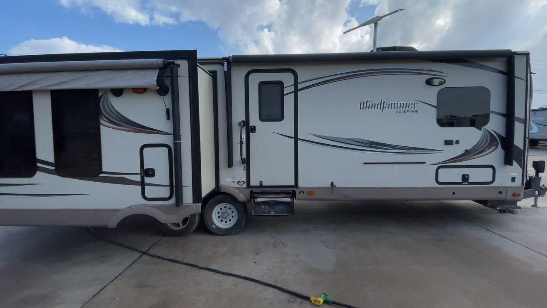 2016 WINDJAMMER 3029W (4X4TRLF23G1) , Length: 35 ft. | Dry Weight: 7,692 lbs. | Slides: 3 transmission, located at 4319 N Main Street, Cleburne, TX, 76033, (817) 221-0660, 32.435829, -97.384178 - Photo#2