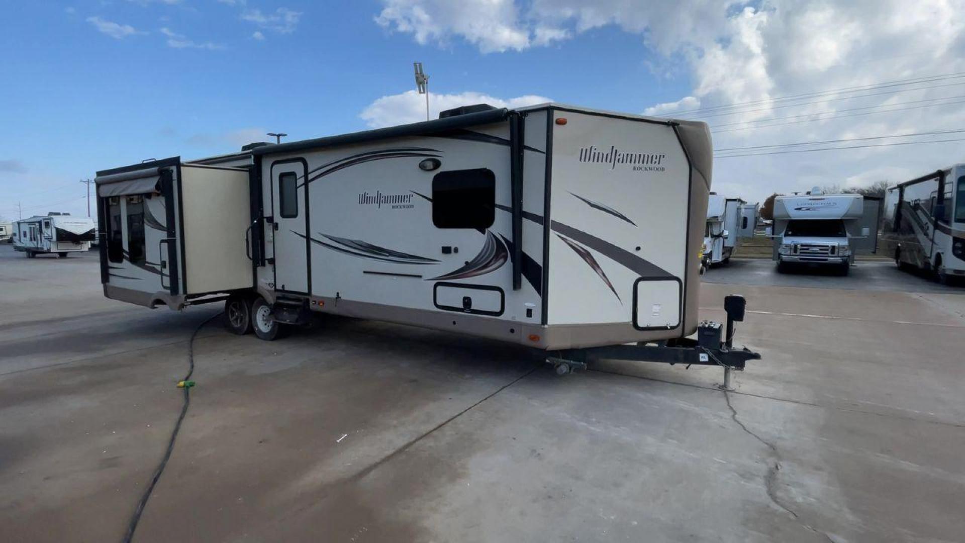 2016 WINDJAMMER 3029W (4X4TRLF23G1) , Length: 35 ft. | Dry Weight: 7,692 lbs. | Slides: 3 transmission, located at 4319 N Main Street, Cleburne, TX, 76033, (817) 221-0660, 32.435829, -97.384178 - Photo#3