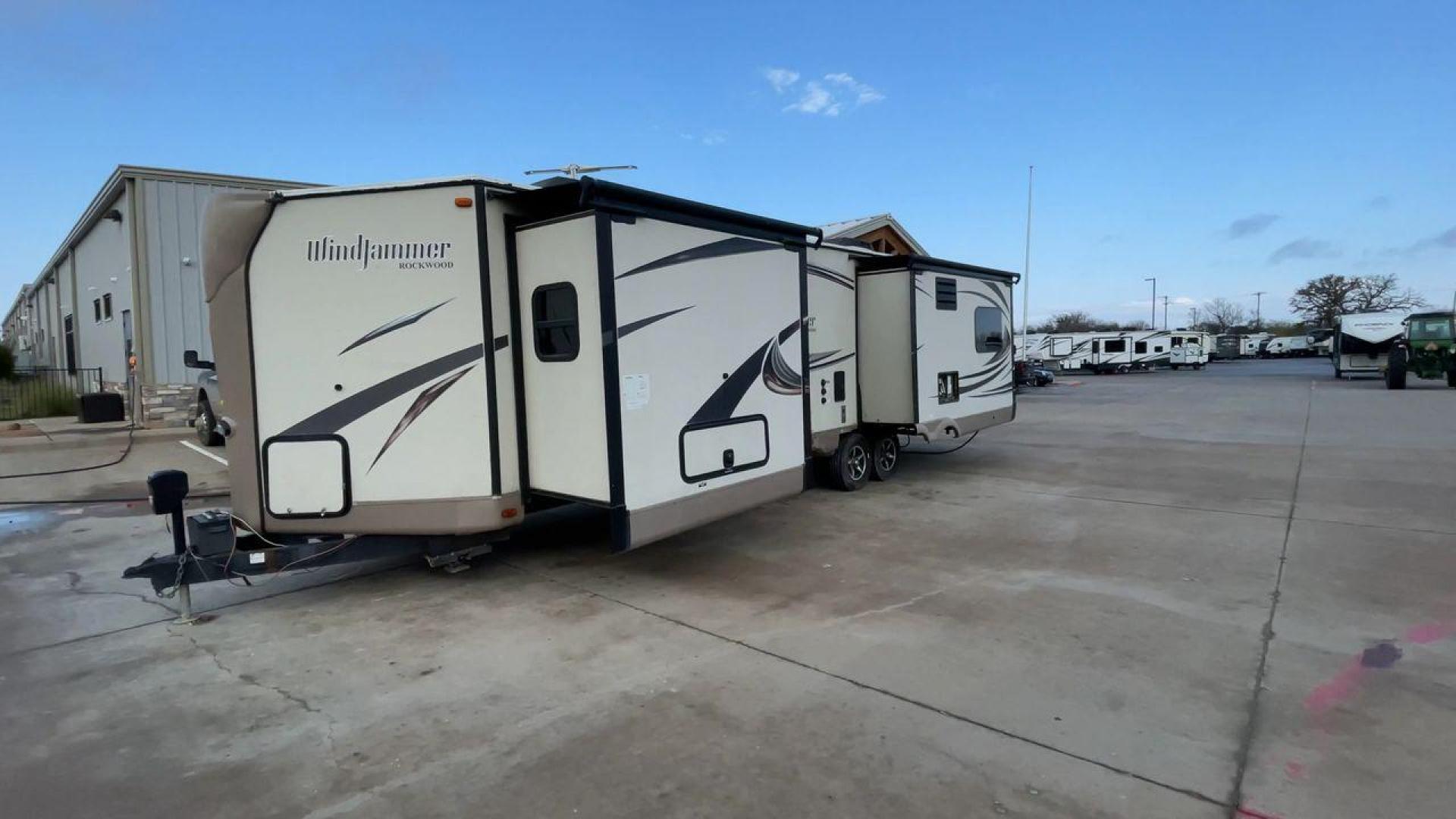 2016 WINDJAMMER 3029W (4X4TRLF23G1) , Length: 35 ft. | Dry Weight: 7,692 lbs. | Slides: 3 transmission, located at 4319 N Main Street, Cleburne, TX, 76033, (817) 221-0660, 32.435829, -97.384178 - Photo#5