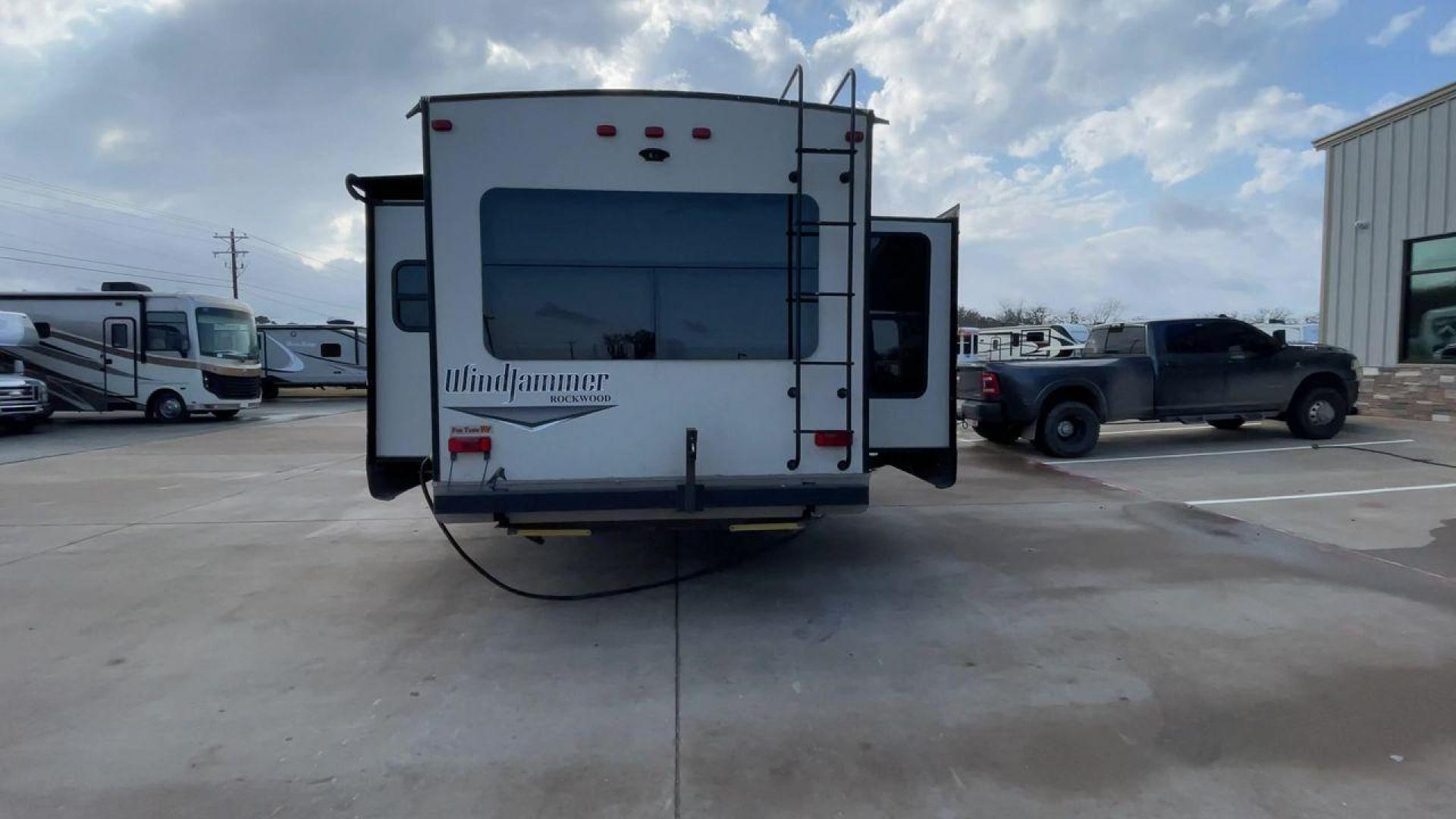 2016 WINDJAMMER 3029W (4X4TRLF23G1) , Length: 35 ft. | Dry Weight: 7,692 lbs. | Slides: 3 transmission, located at 4319 N Main Street, Cleburne, TX, 76033, (817) 221-0660, 32.435829, -97.384178 - Photo#8